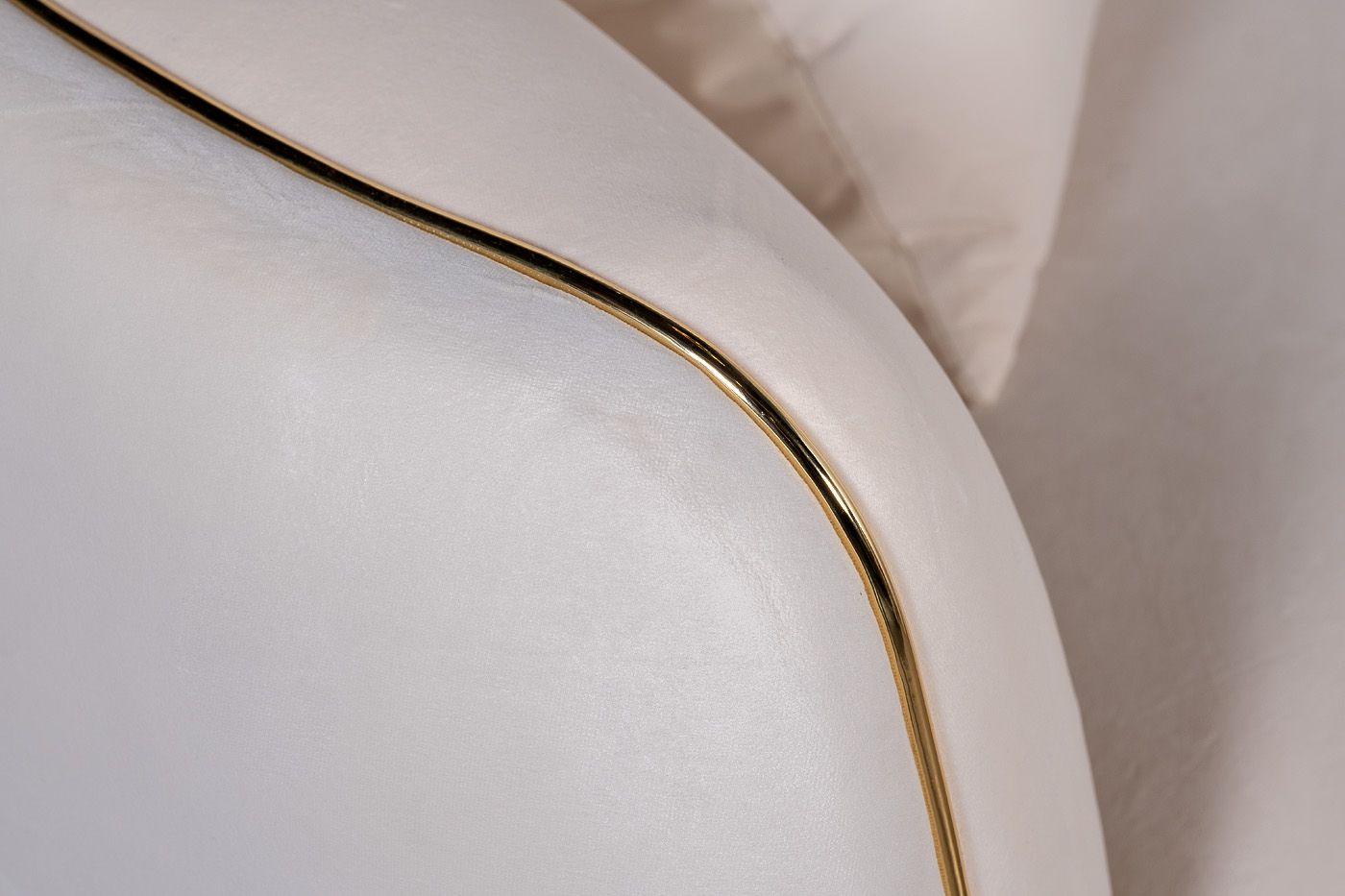 Диван трехместный велюровый бежевый Garda Decor 102AN-33831