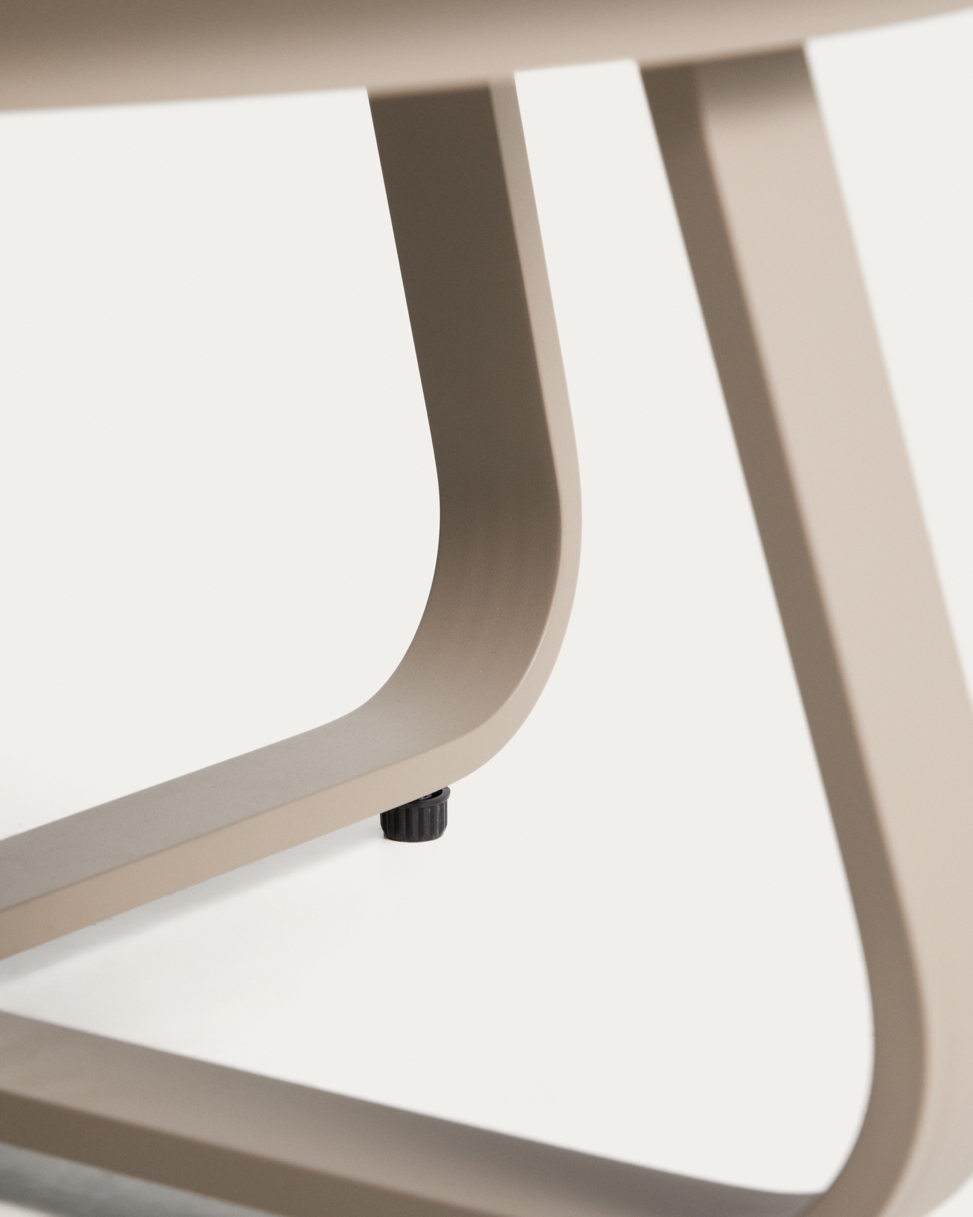 Уличный столик Tamaris из алюминия цвета таупе Ø80 см La Forma 482646