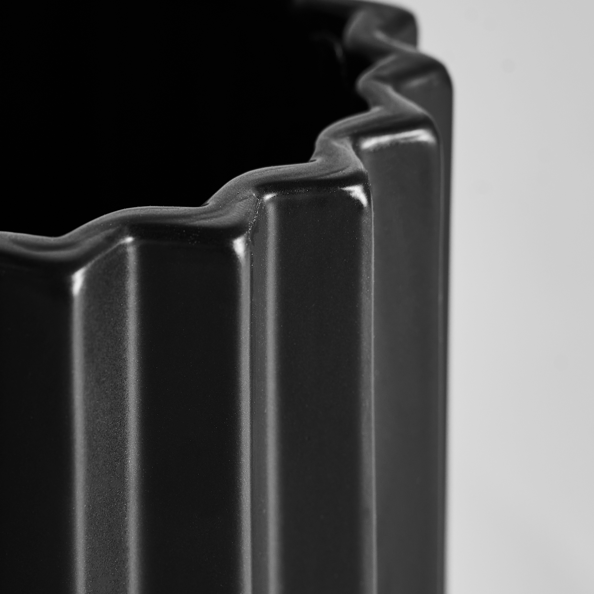 Ваза Plisse Stone черная Vical