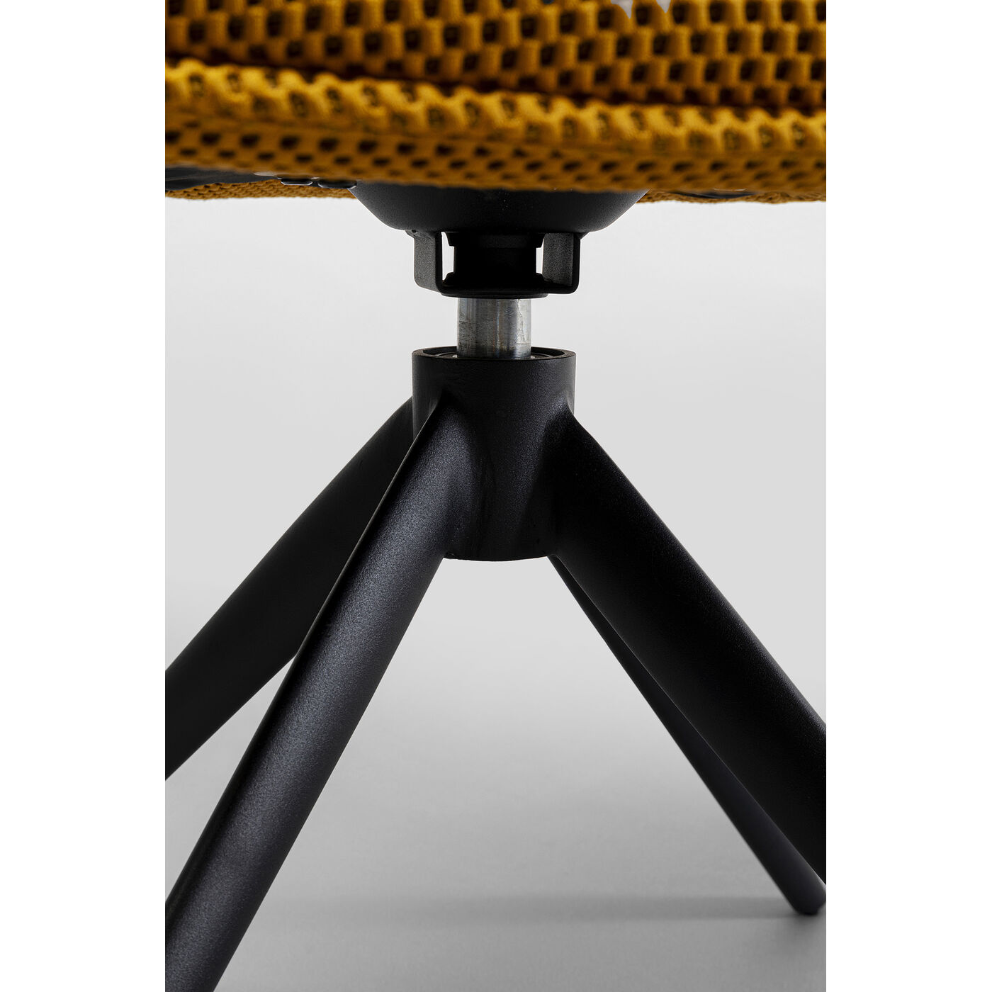 Стул вращающийся Carlito Mesh Yellow KARE 87682