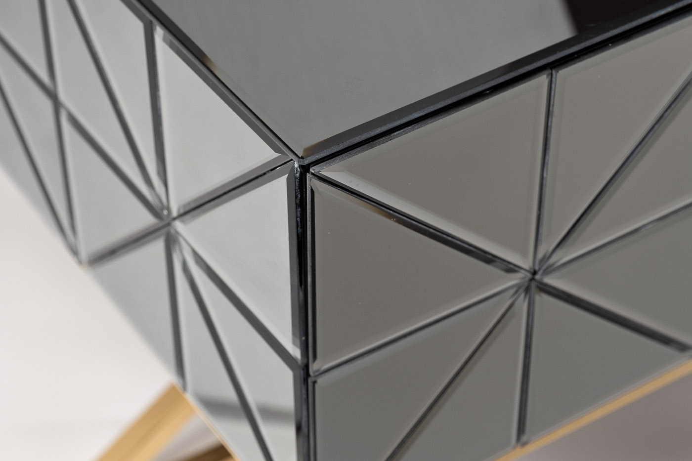 Тумбочка зеркальная с выдвижным ящиком Garda Decor KFG090