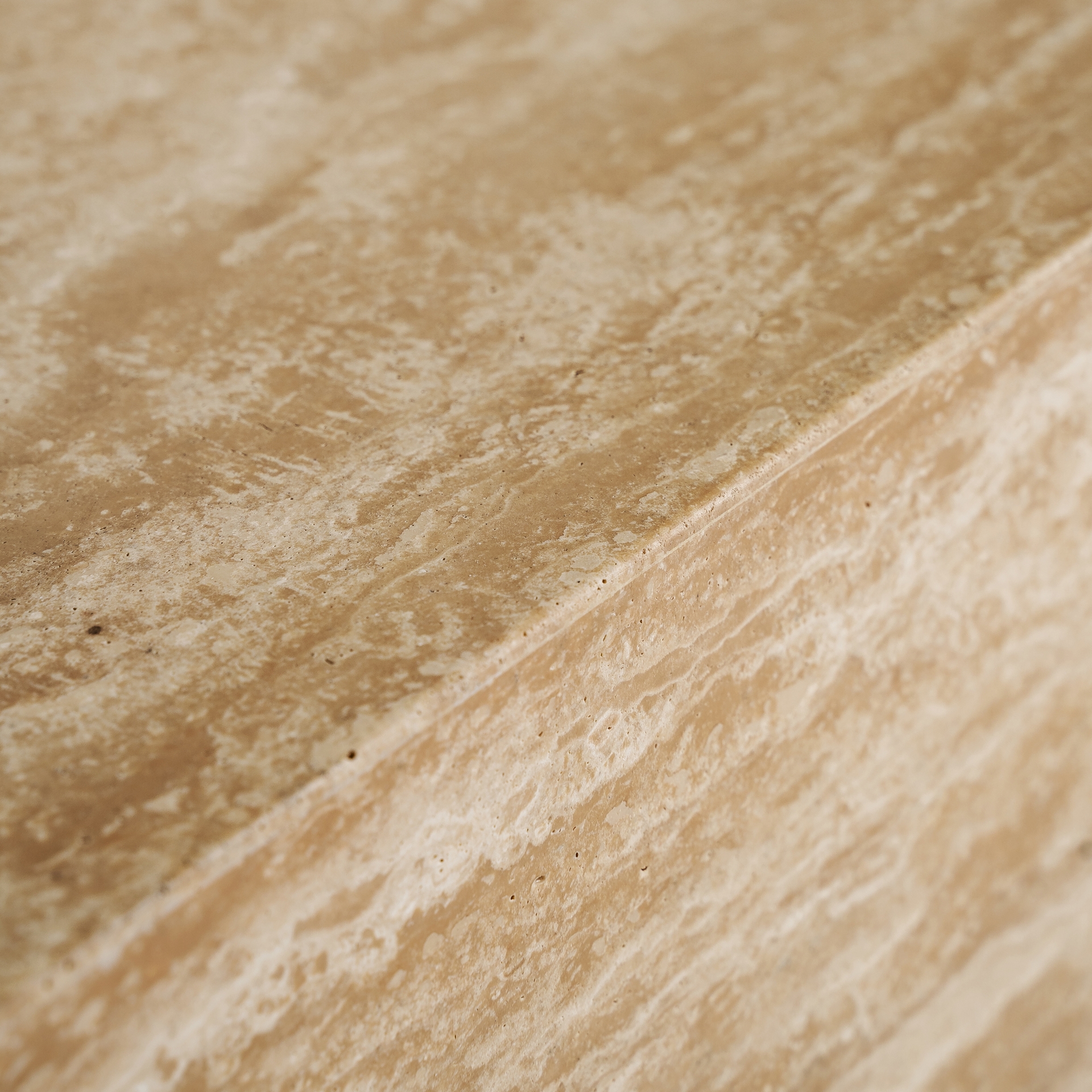 Тумба под телевизор Thiennes 35233 из травертина Vical