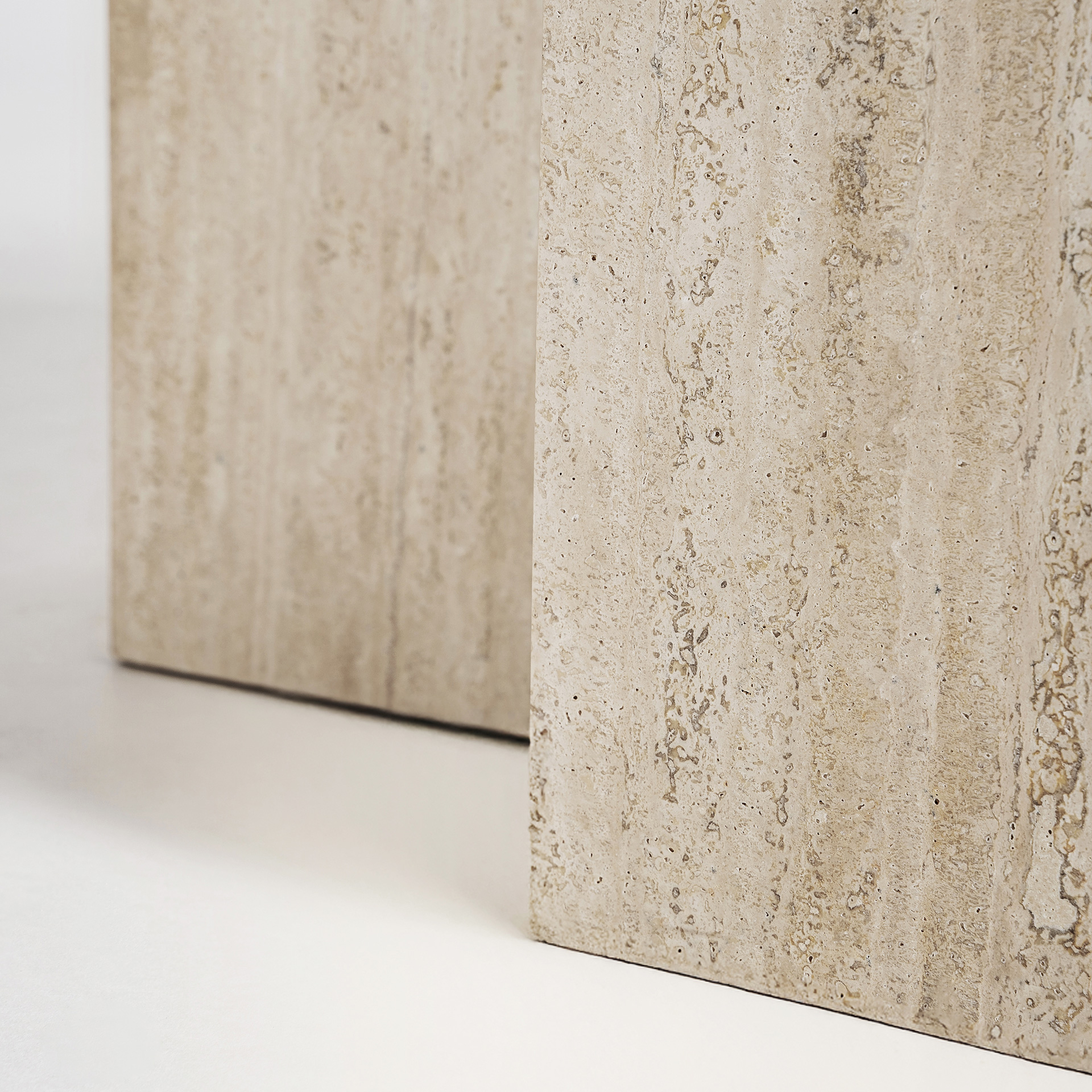 Журнальный столик Thiennes 36124 из травертина Vical