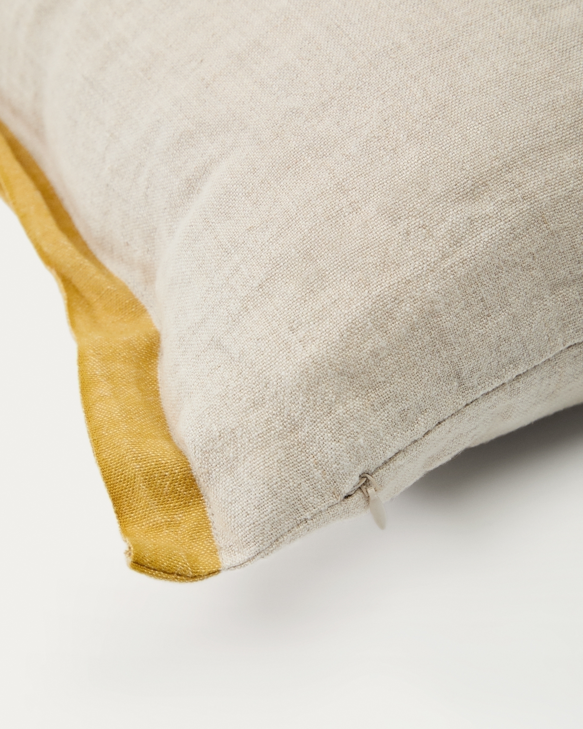 Чехол для подушки Suerta бежево-горчичного цвета, 100% лен, 45 x 45 см La Forma (ex Julia Grup)