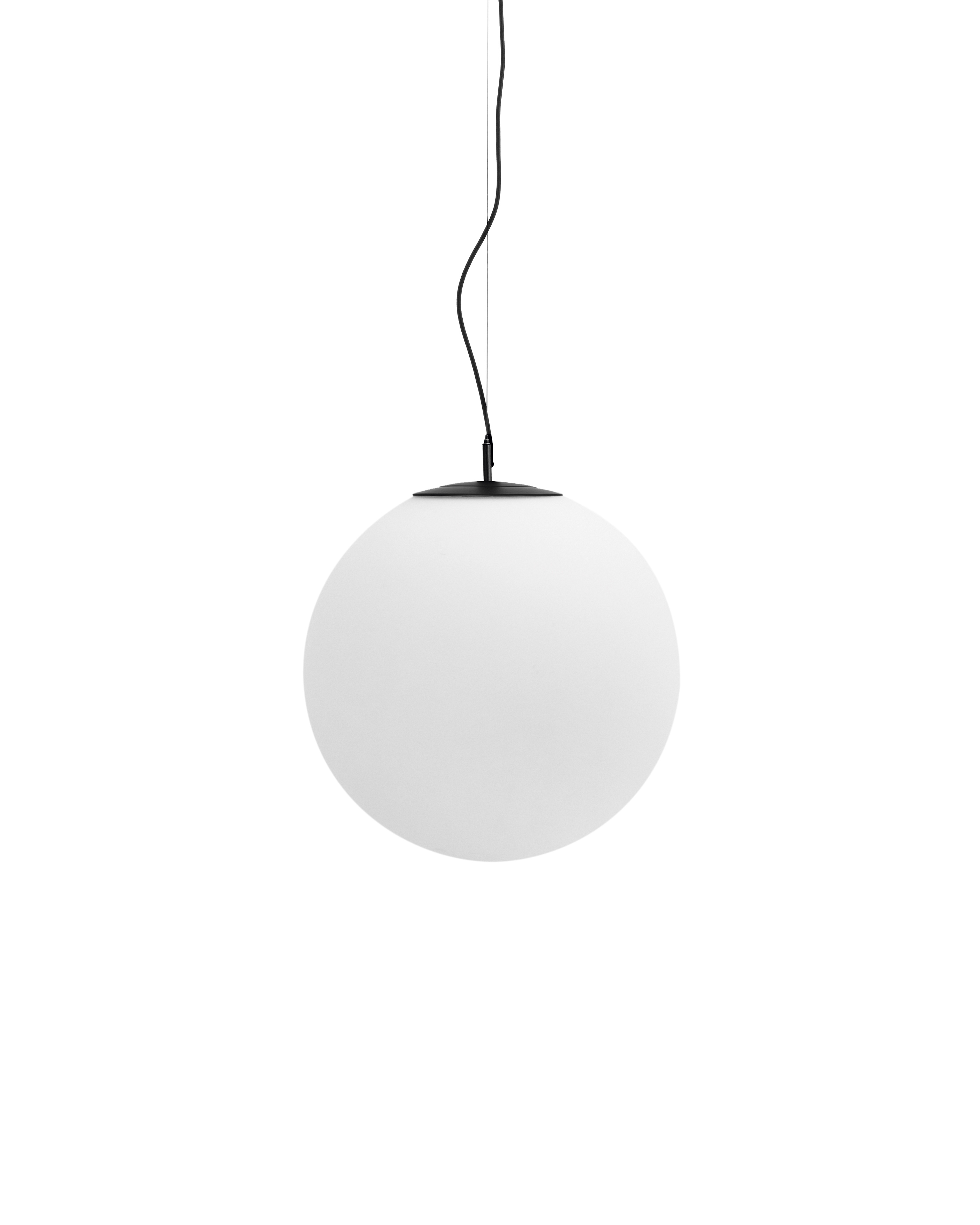 Подвесной светильник Brisia из черного металла с матовым стеклянным шаром Ø50 La Forma 459031