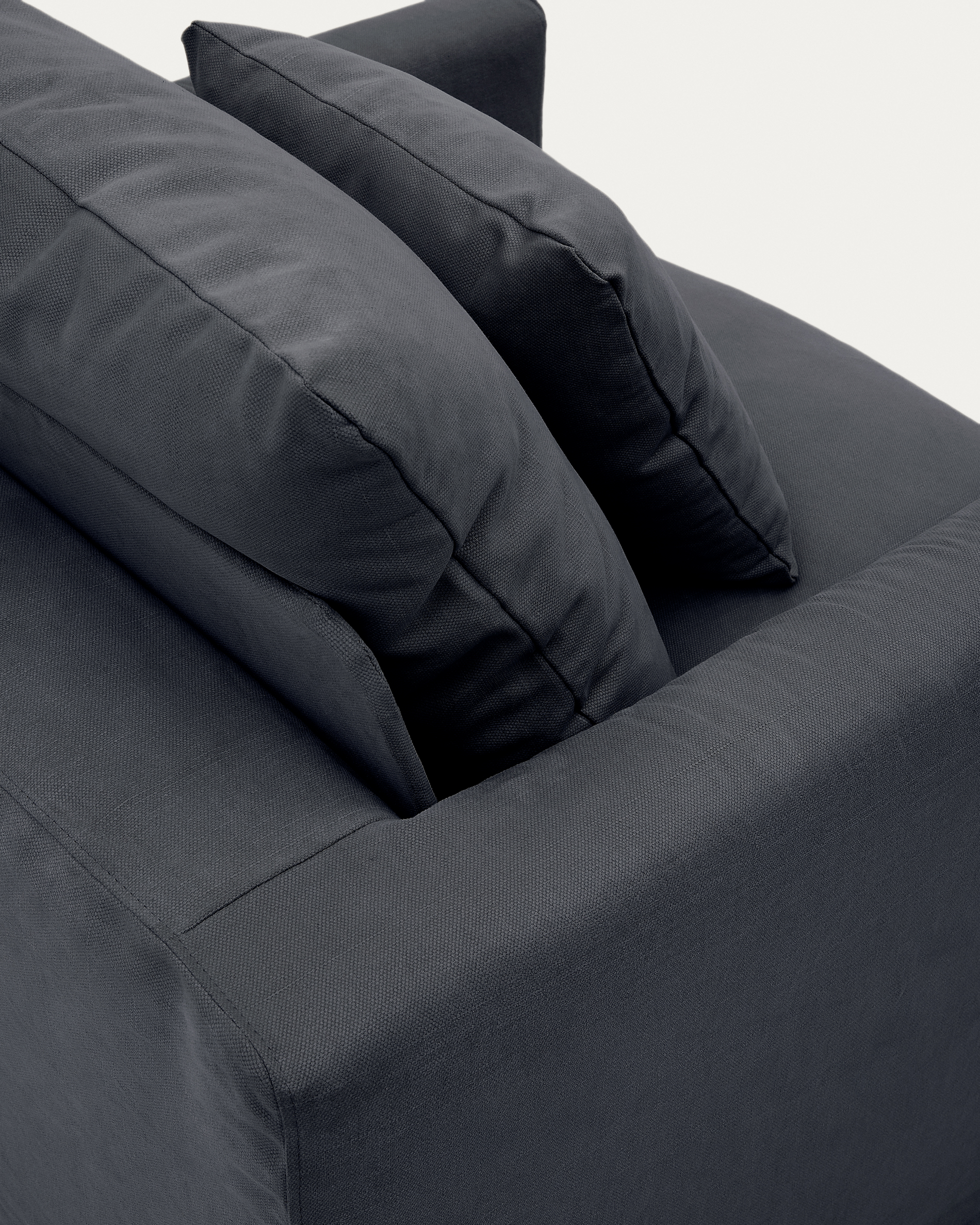 A cover designed to keep your Nora amchair in brand-new condition. Made from linen and cotton fabri La Forma 193958