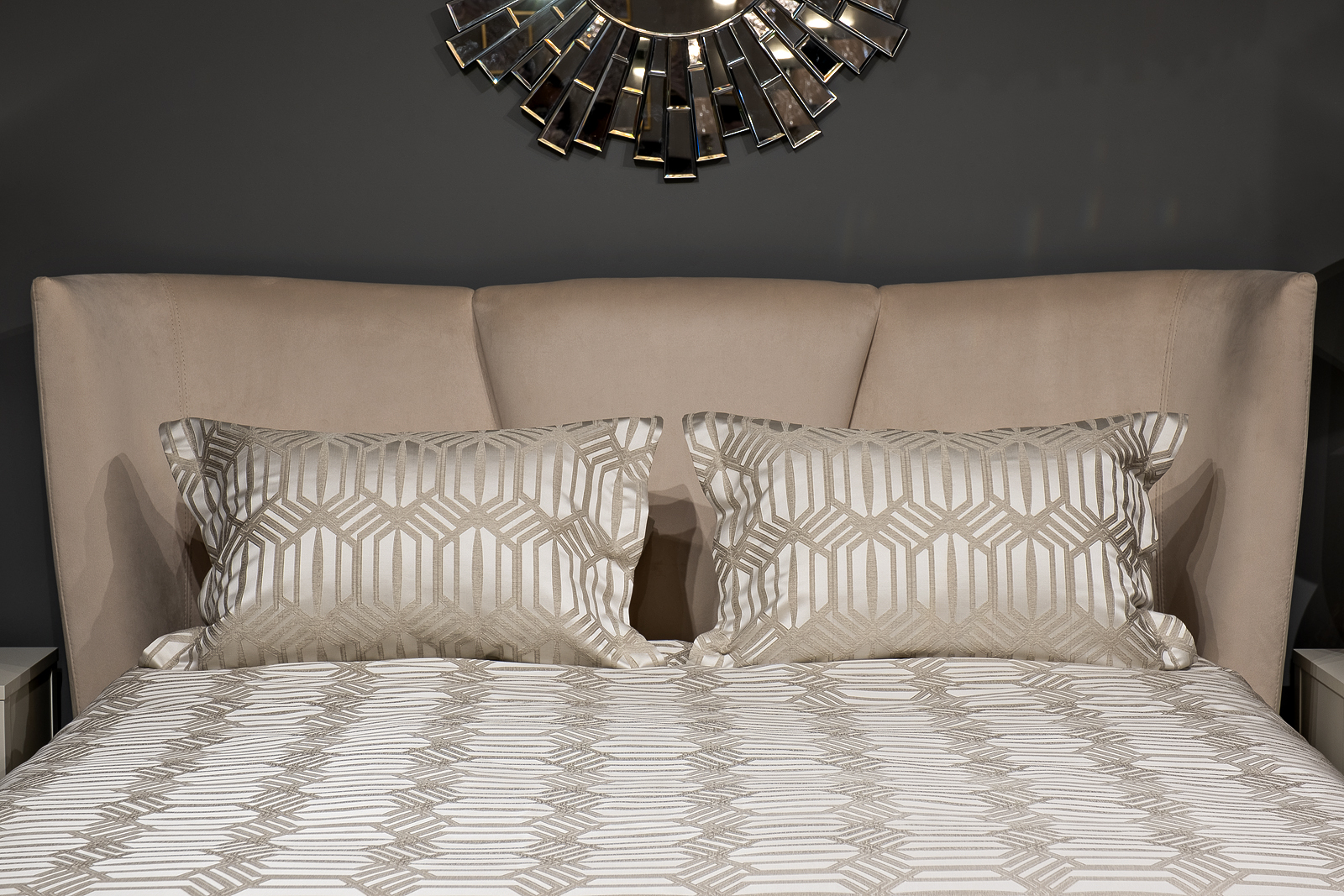 Комплект с покрывалом и двумя наволочками серый Garda Decor 121GD-12126