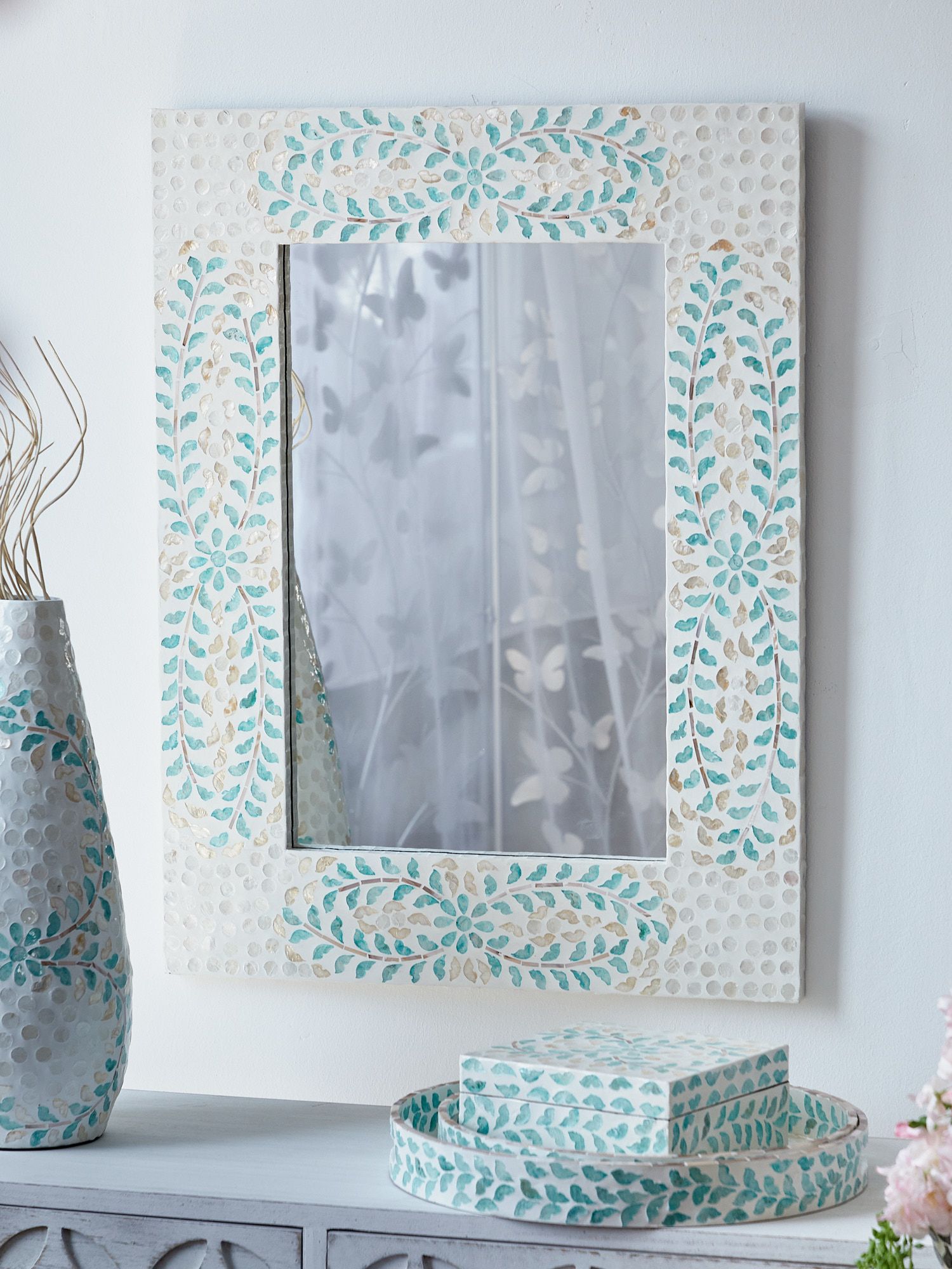 Зеркало настенное с отделкой раковинами устриц Glasar 67-033