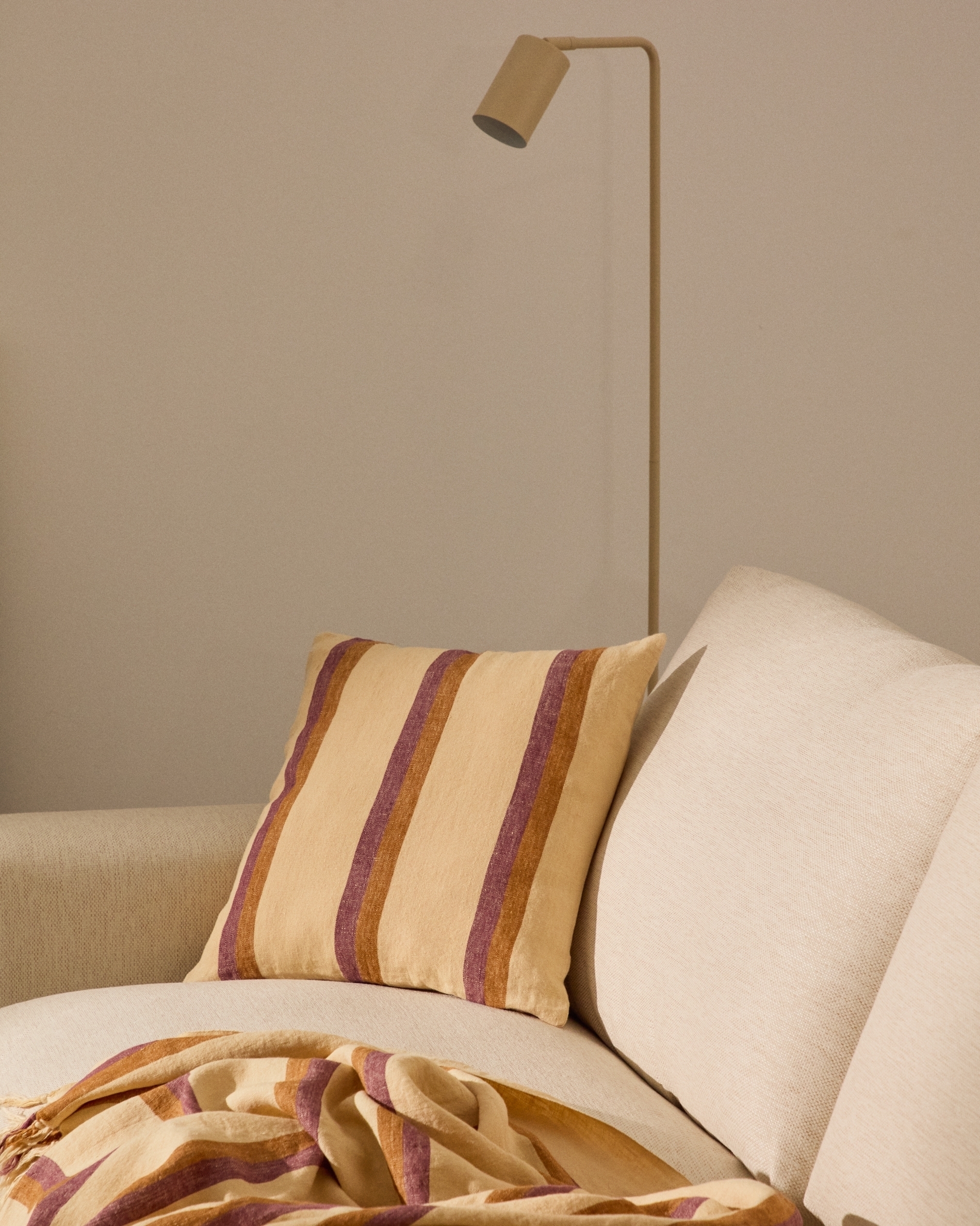 Чехол для подушки Arven из льна в разноцветную полоску 45 x 45 см La Forma (ex Julia Grup)