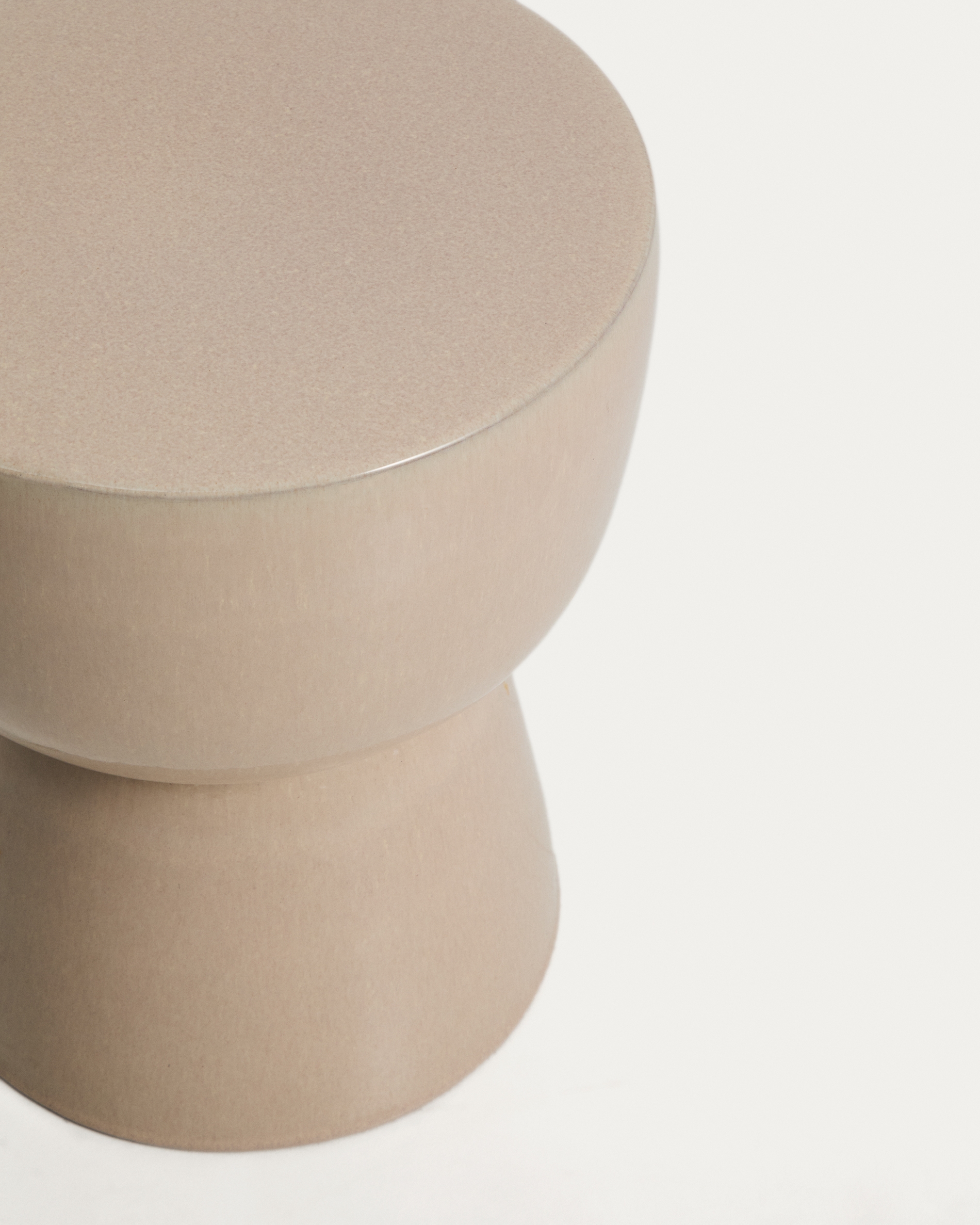 Уличный приставной столик Mesquida из керамики с глазурью цвета экрю 35 см La Forma 482303