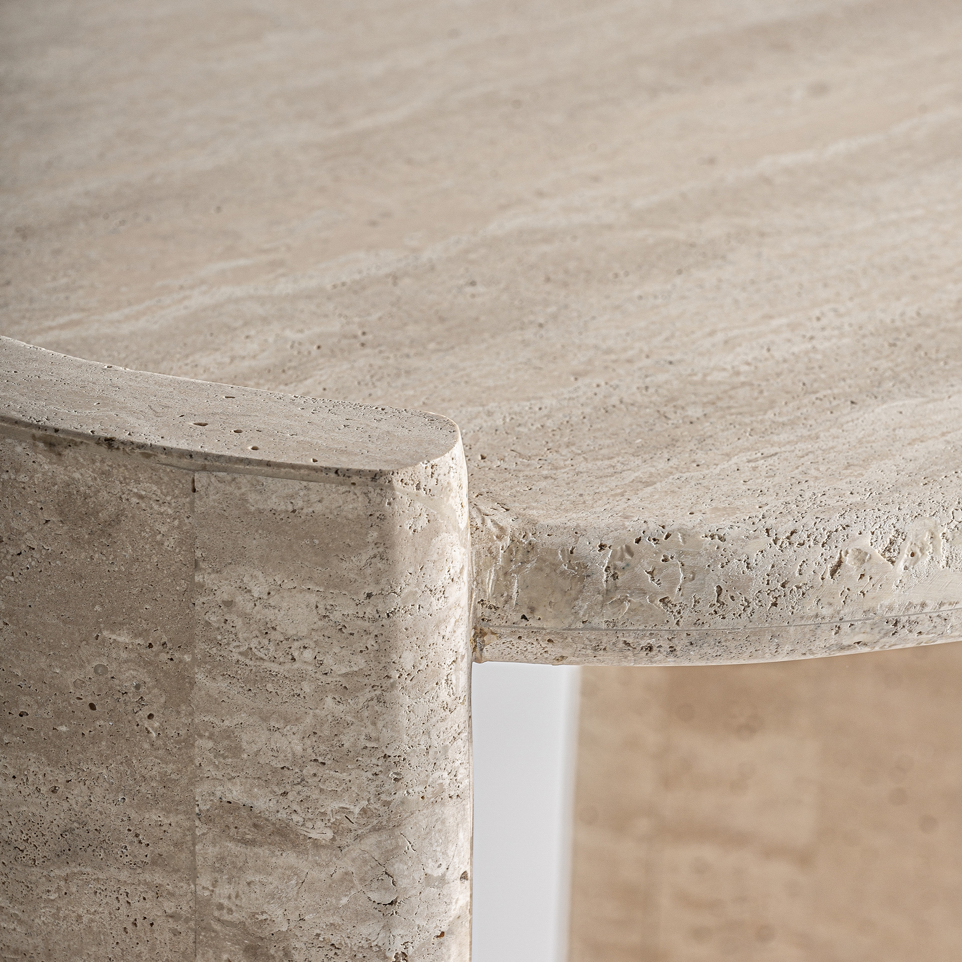 Приставной столик Thiennes из травертина Vical