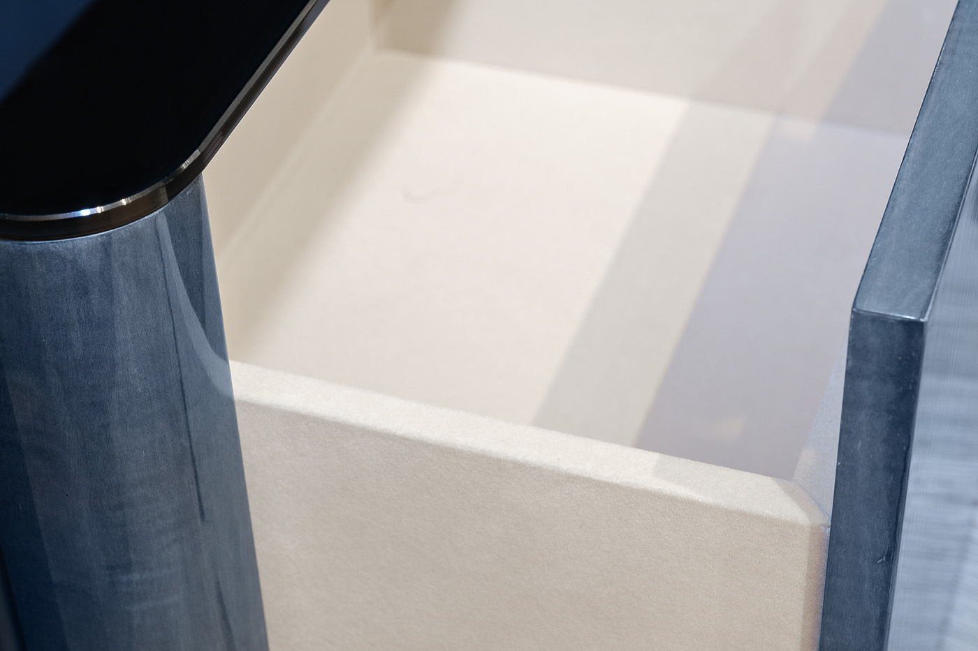 Стеллаж Chivaz с полками из черного стекла Garda Decor 58DB-SH20023A