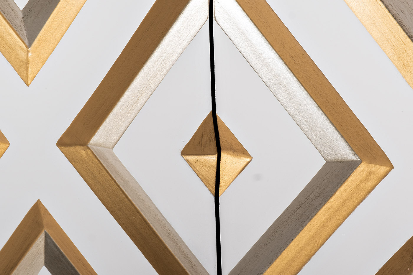 Тумба под телевизор с ромбовидным декором Garda Decor ART-2924-TV