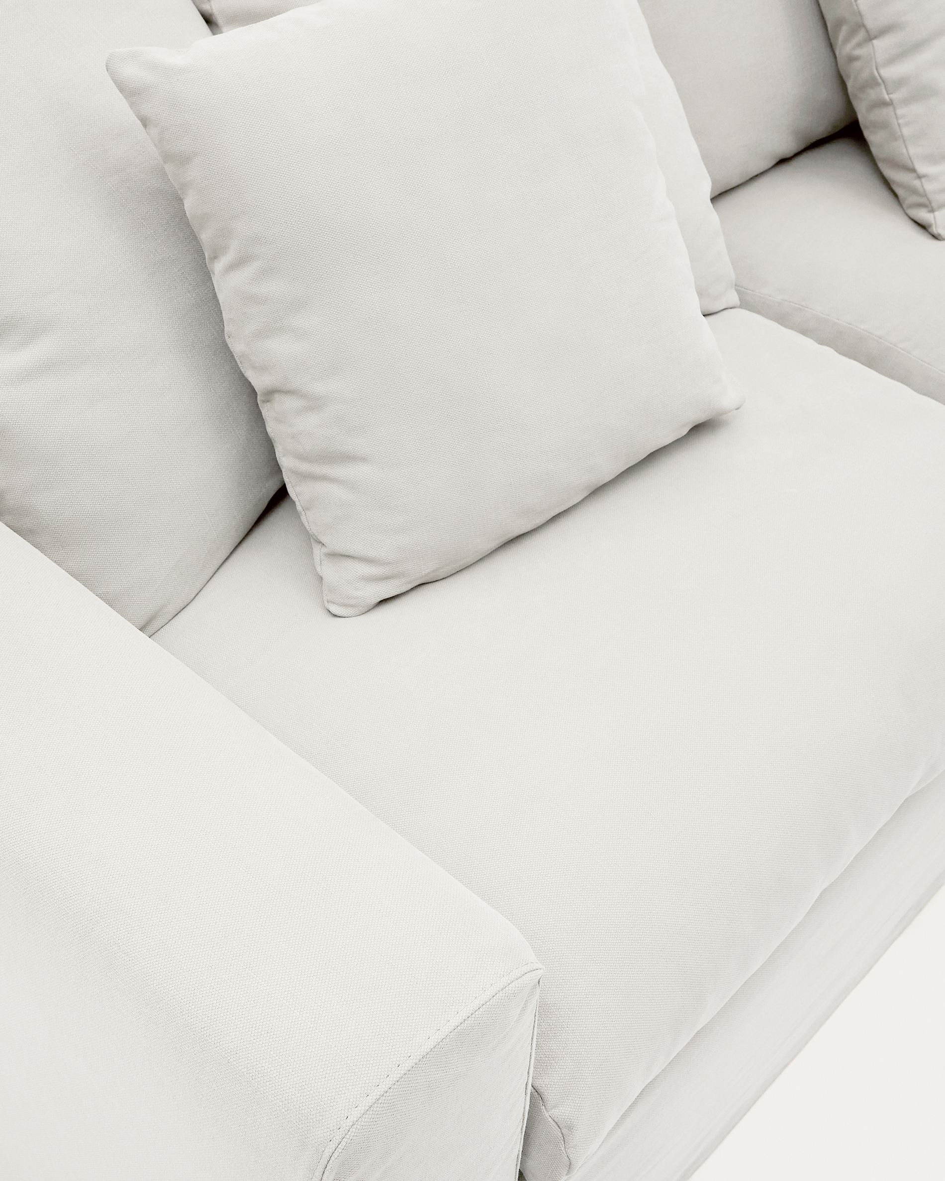 A cver designed to keep your Nora sofa in brand-new condition. Made from linen and cotton fabric, i La Forma 193970