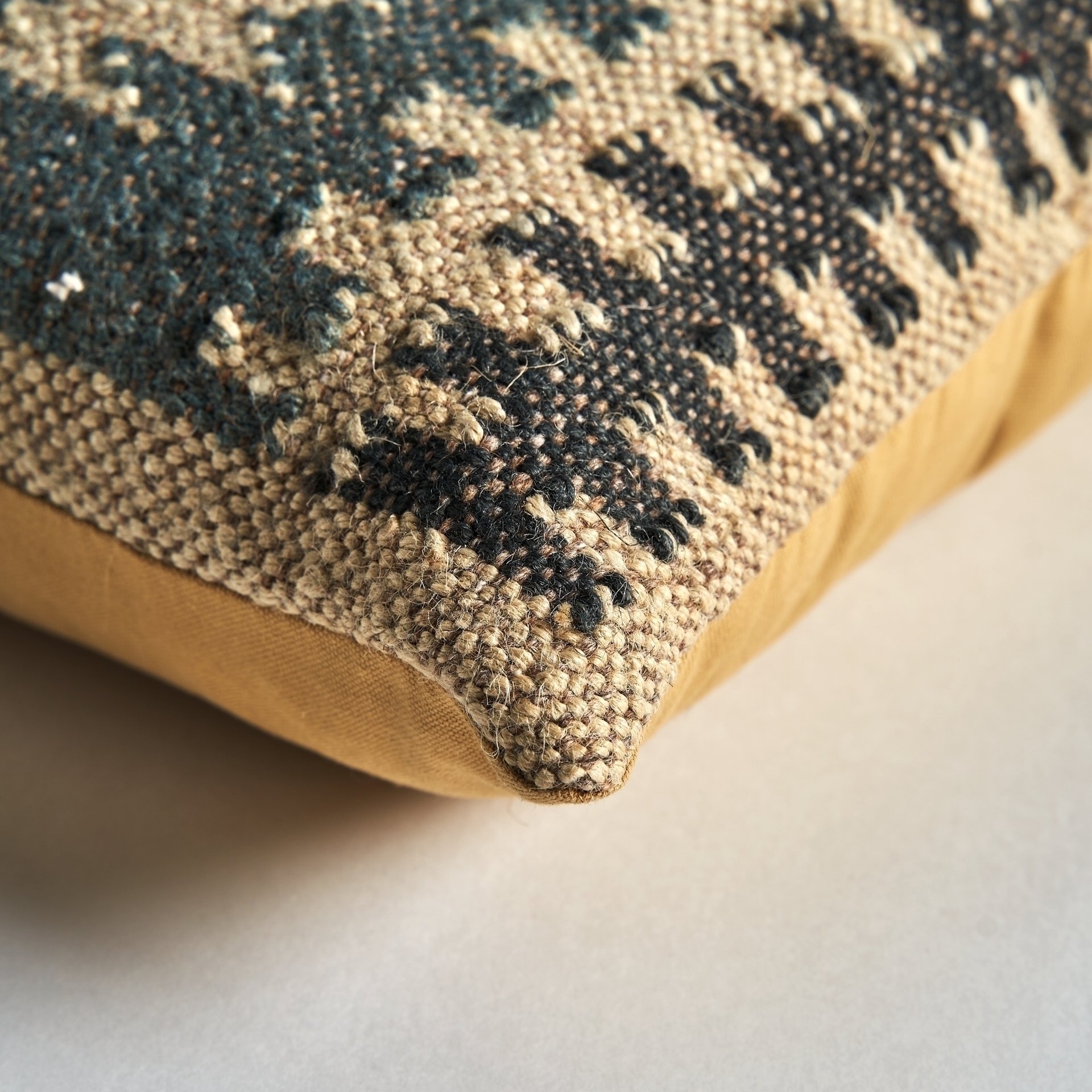 Квадратная подушка Keith в оттенках синего Vical