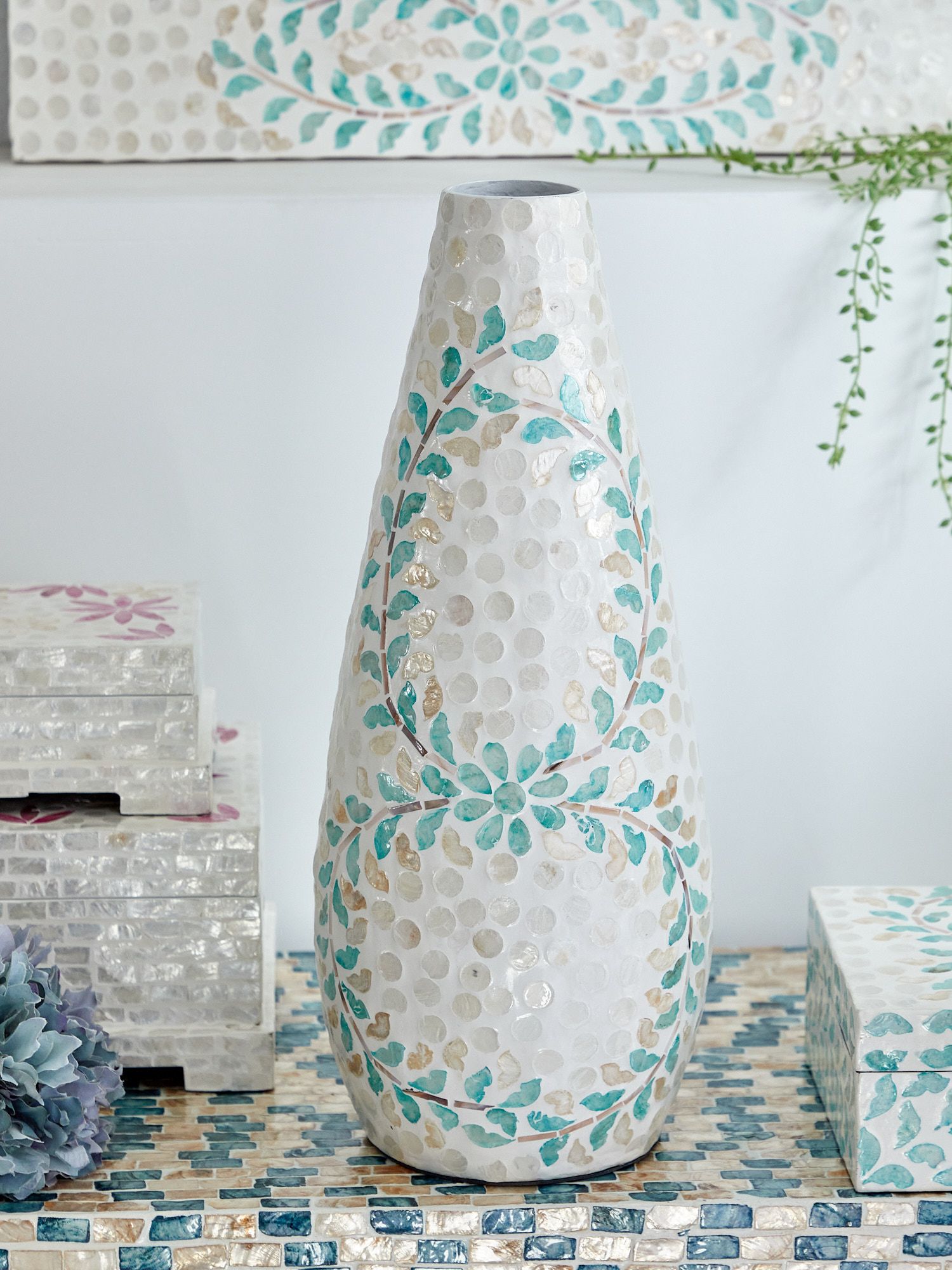 Ваза декоративная с отделкой раковинами устриц Glasar 67-027