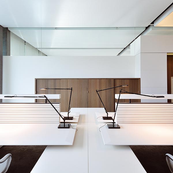 Настольная лампа Kelvin LED Base Shiny black F3311030 by ImperiumLoft