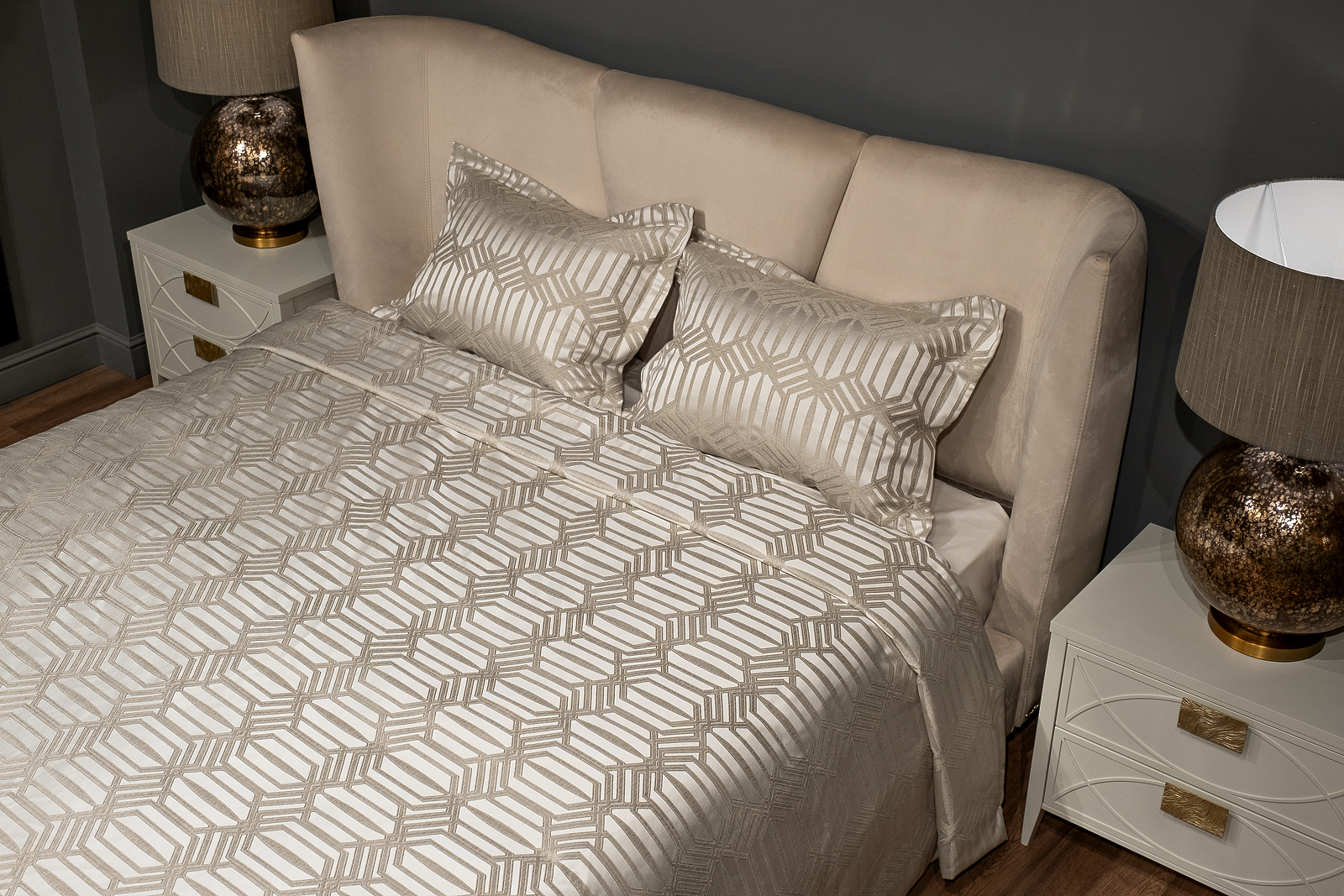 Комплект с покрывалом и двумя наволочками серый Garda Decor 121GD-12126