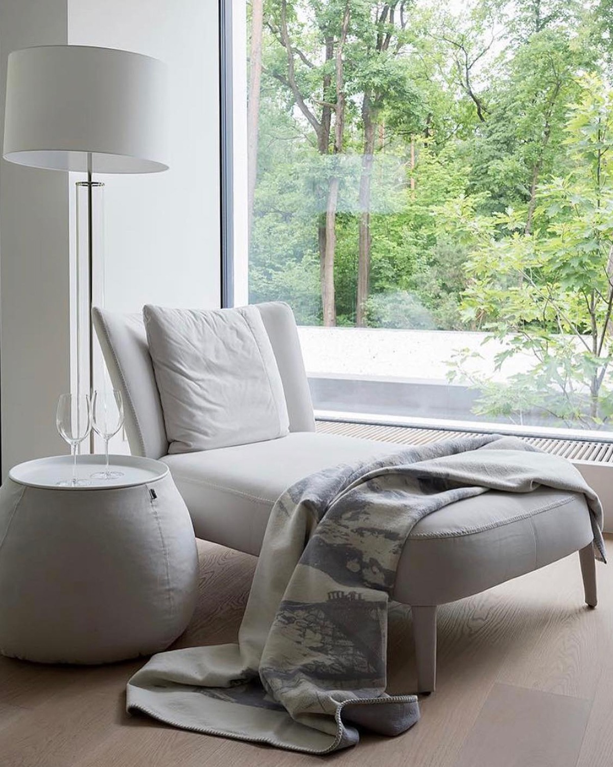 Чёрная напольная лампа Томас Louvre Home P2137TC