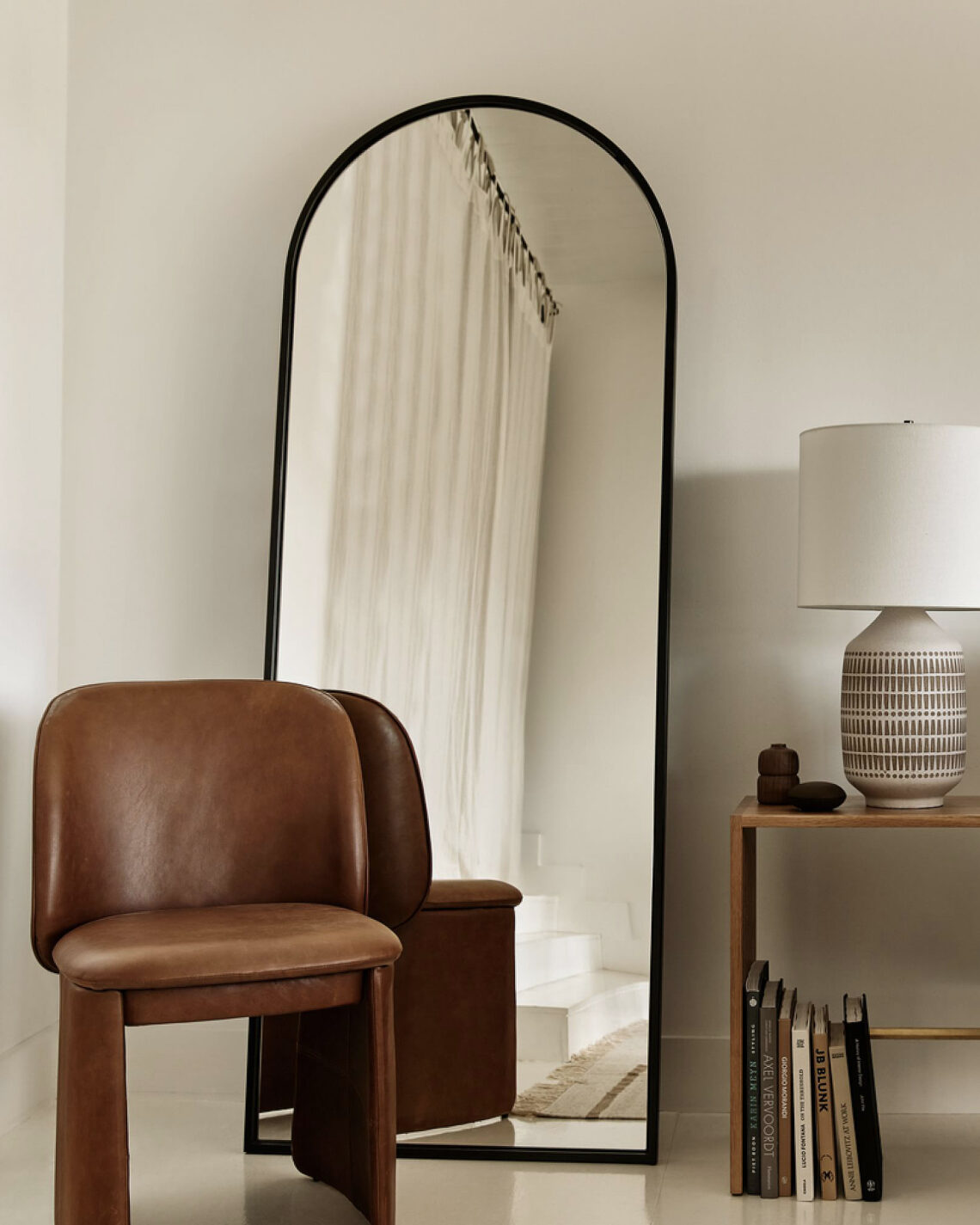 Зеркало в черной арочной раме Хансен Louvre Home LHDFM191223SH