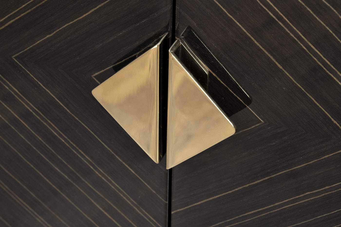 Витрина Golden Prism коричневая/золото Garda Decor 84HB-VI319H2