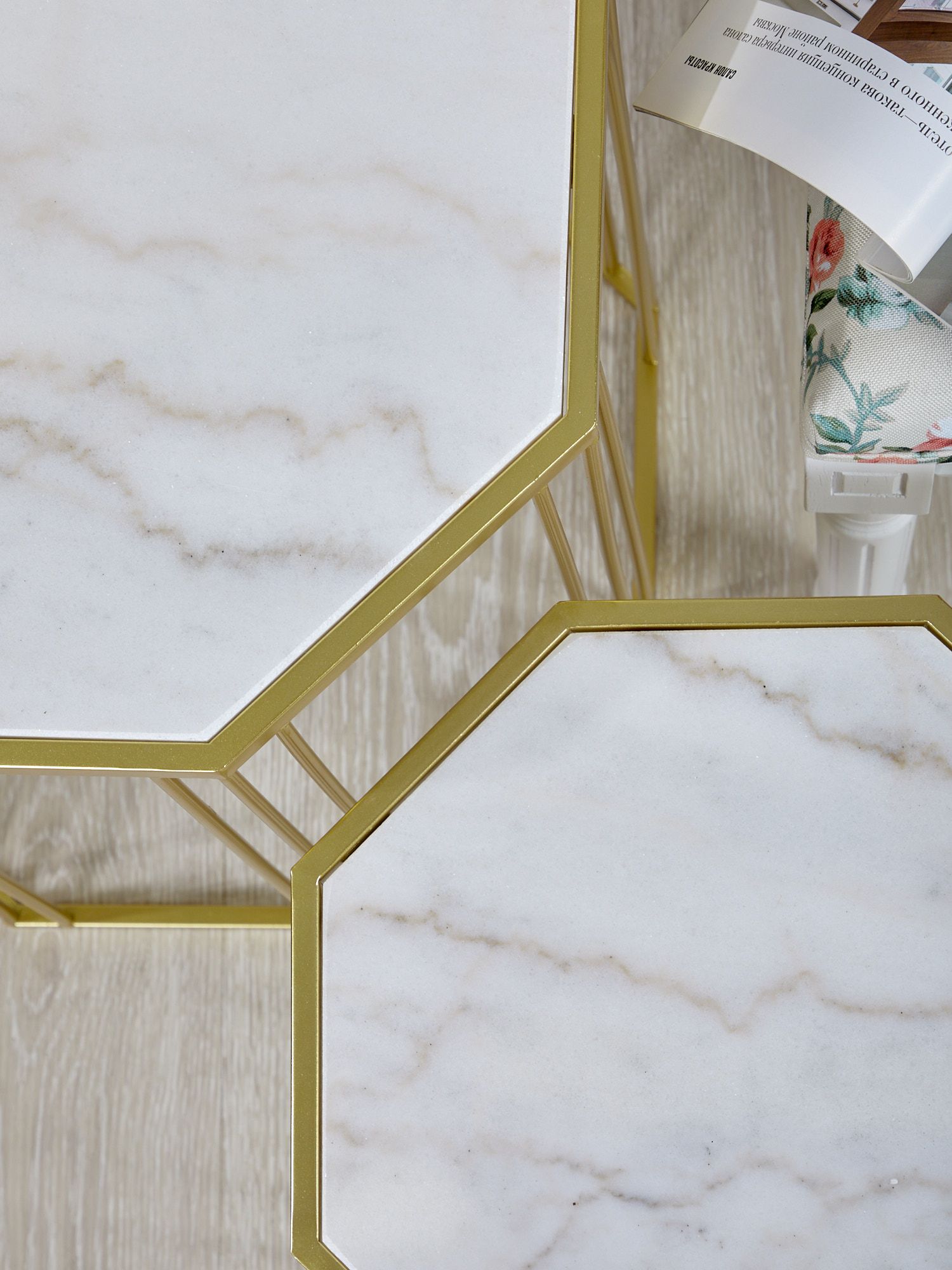 Столики интерьерные с белым мрамором, набор Glasar 54-100/099