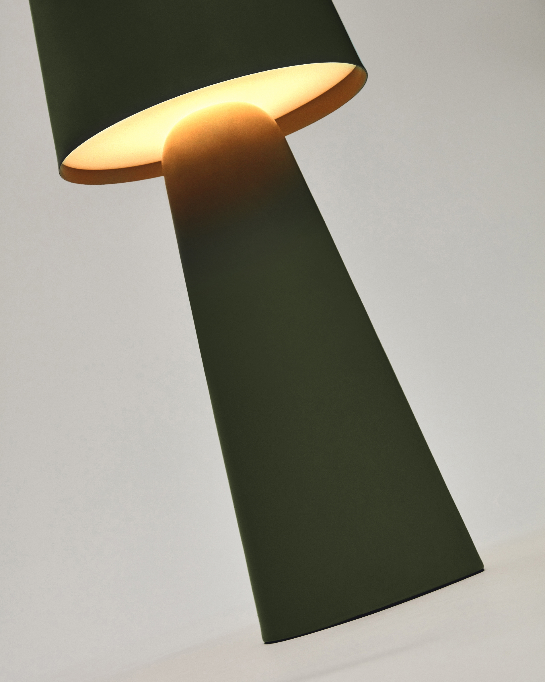 Arenys Большая переносная настольная лампа в зеленом цвете La Forma 192672