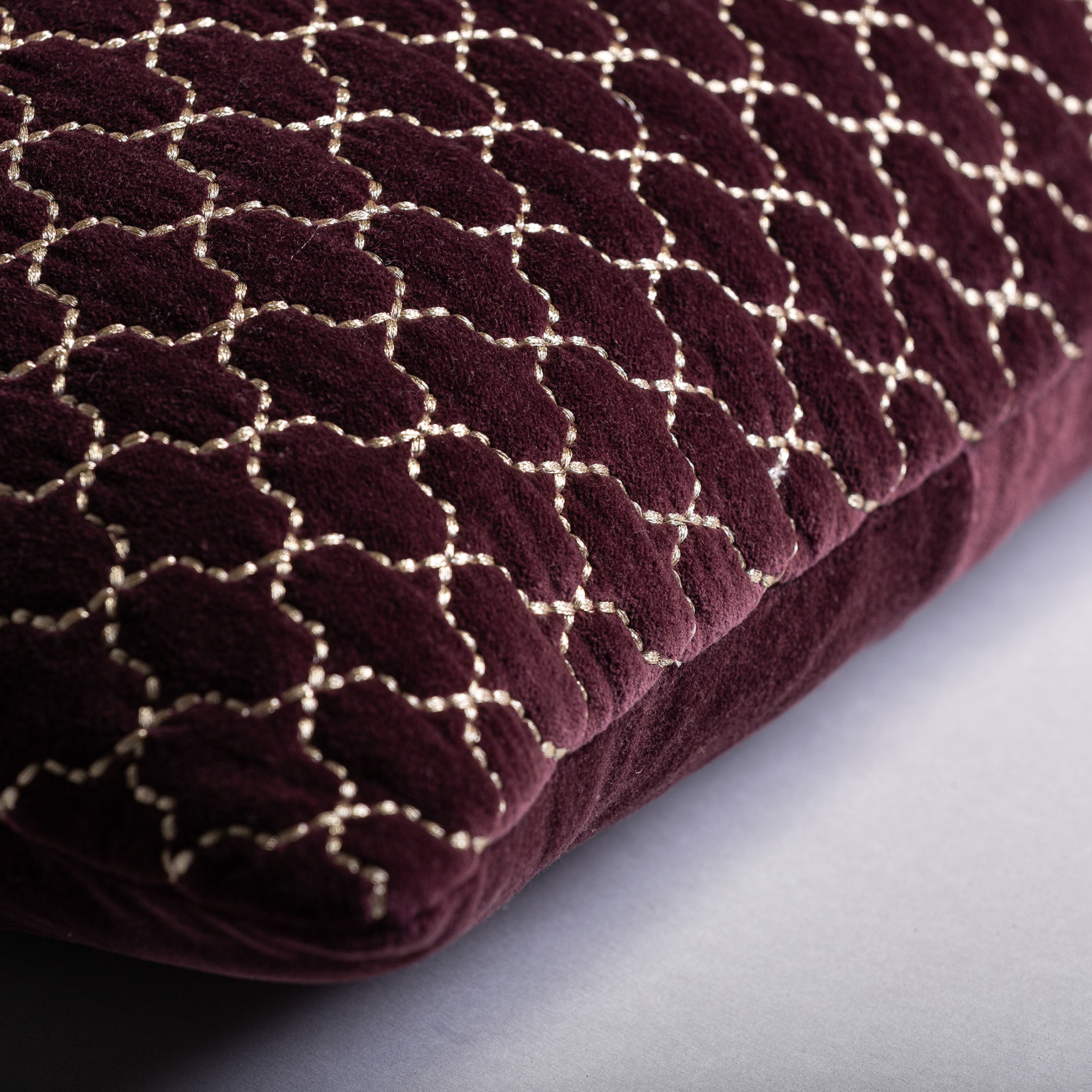 Подушка Lis вышитый коричневый цвет Vical