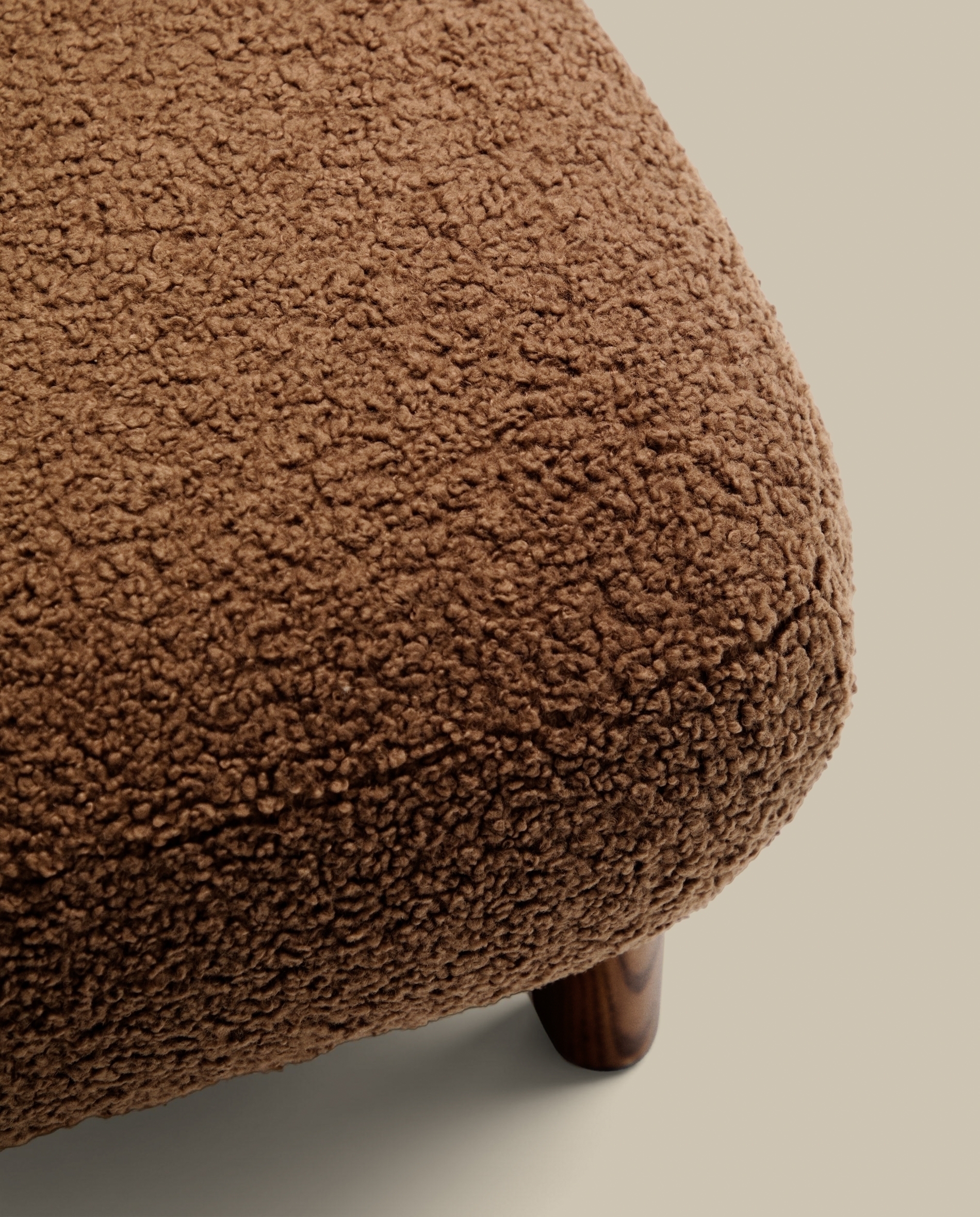 Пуф Cabana Taupe Boucle с ножками в отделке орех 65x55,4 La Forma (ex Julia Grup)