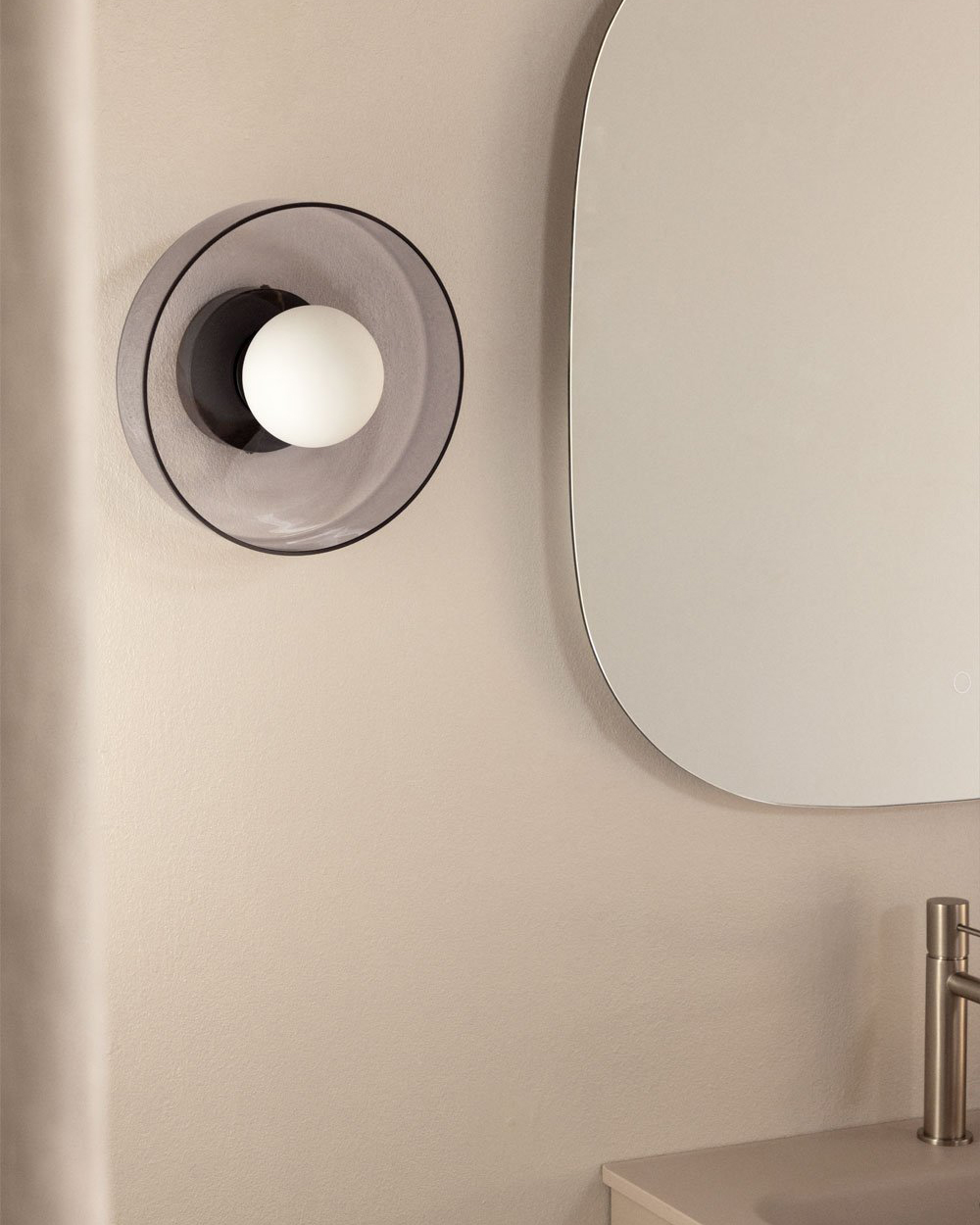 Настенный светильник Кассель с дымчатым стеклом - Ø 25 см Louvre Home LHLSC460324SWL