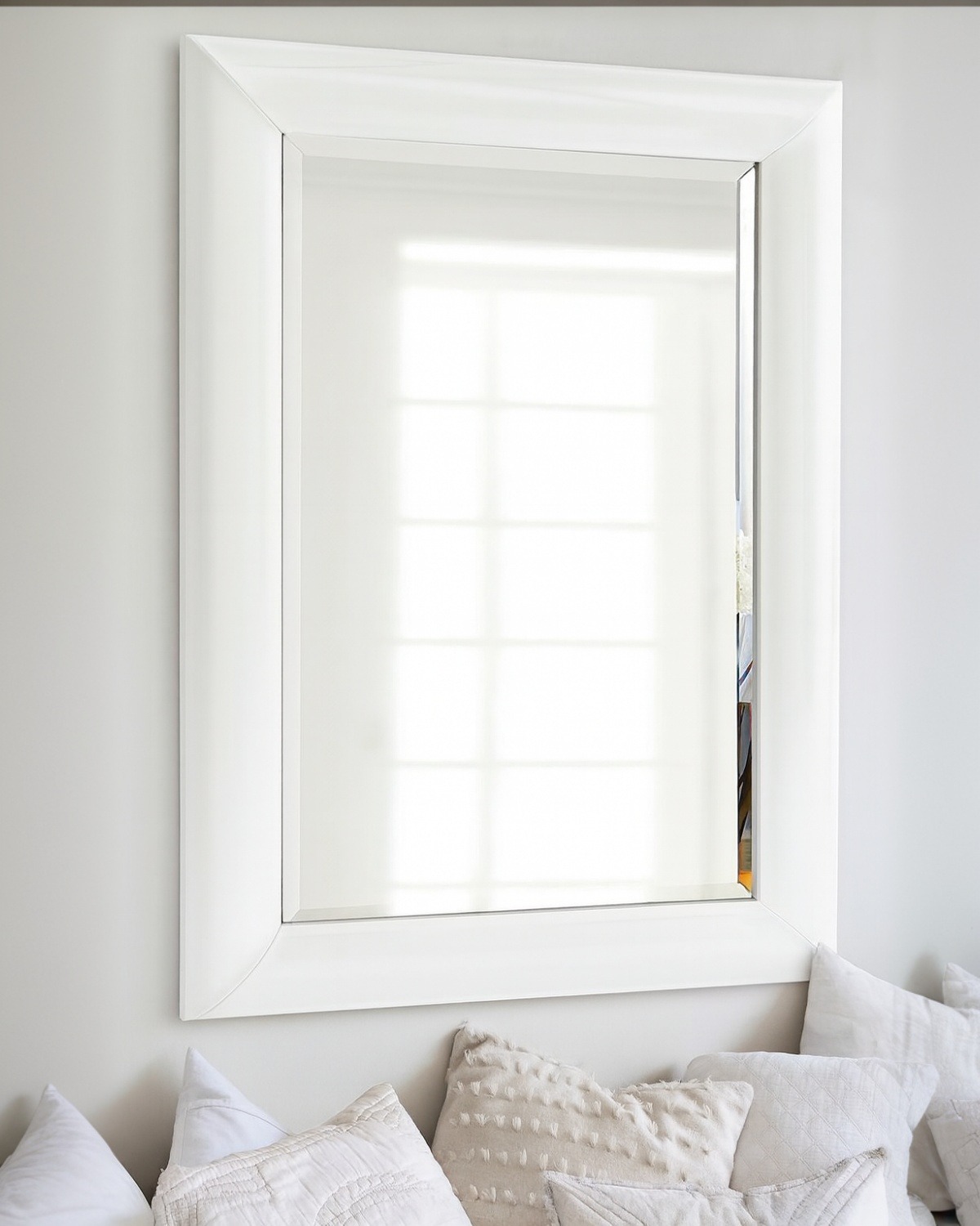 Зеркало в белой раме Жизель Louvre Home LHVM94W