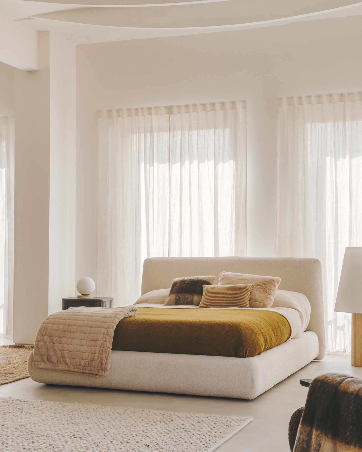 Кровать Martina со съемным бежевым чехлом из ткани букле под матрас 180 х 200 см La Forma (ex Julia Grup)