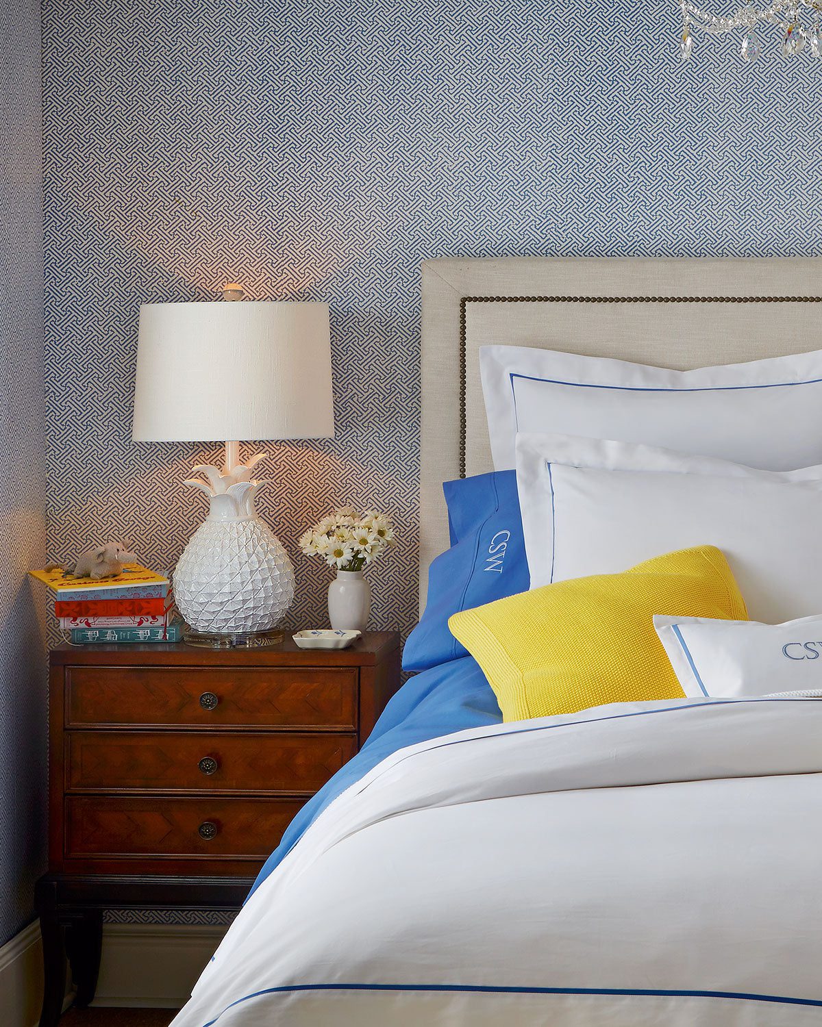 Белая настольная лампа Антигуа Louvre Home 8258