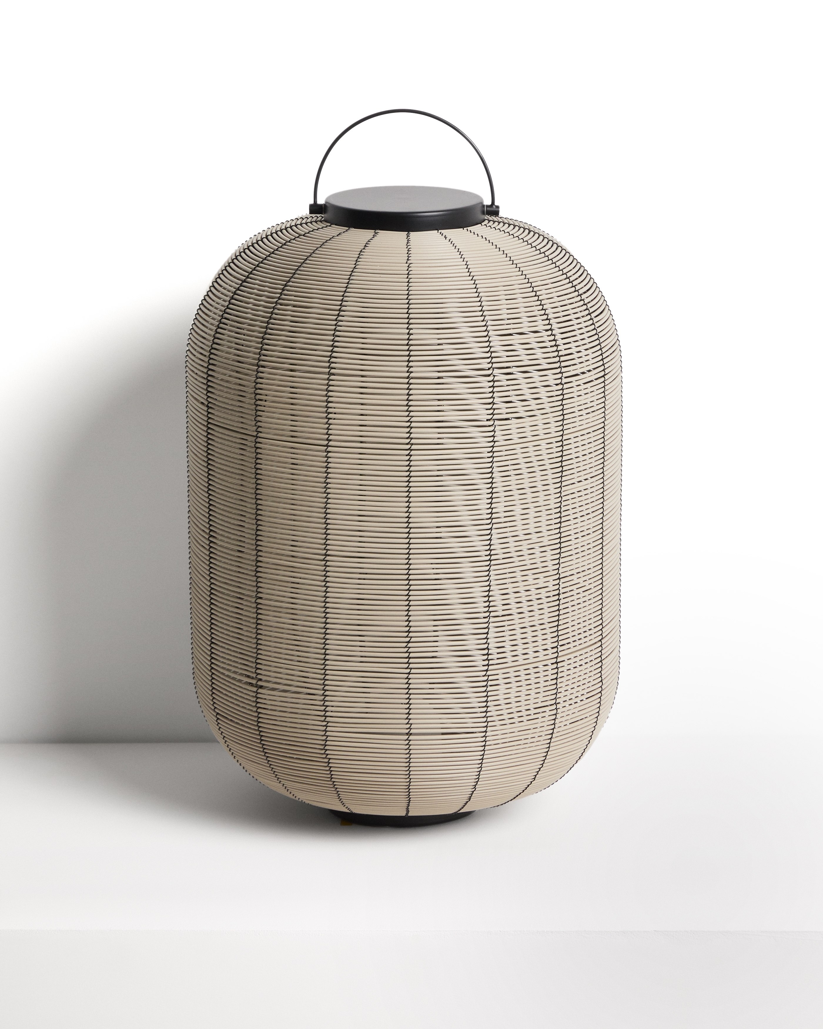 Портативная настольная лампа Saranella из светло-серого искусственного ротанга La Forma 482632