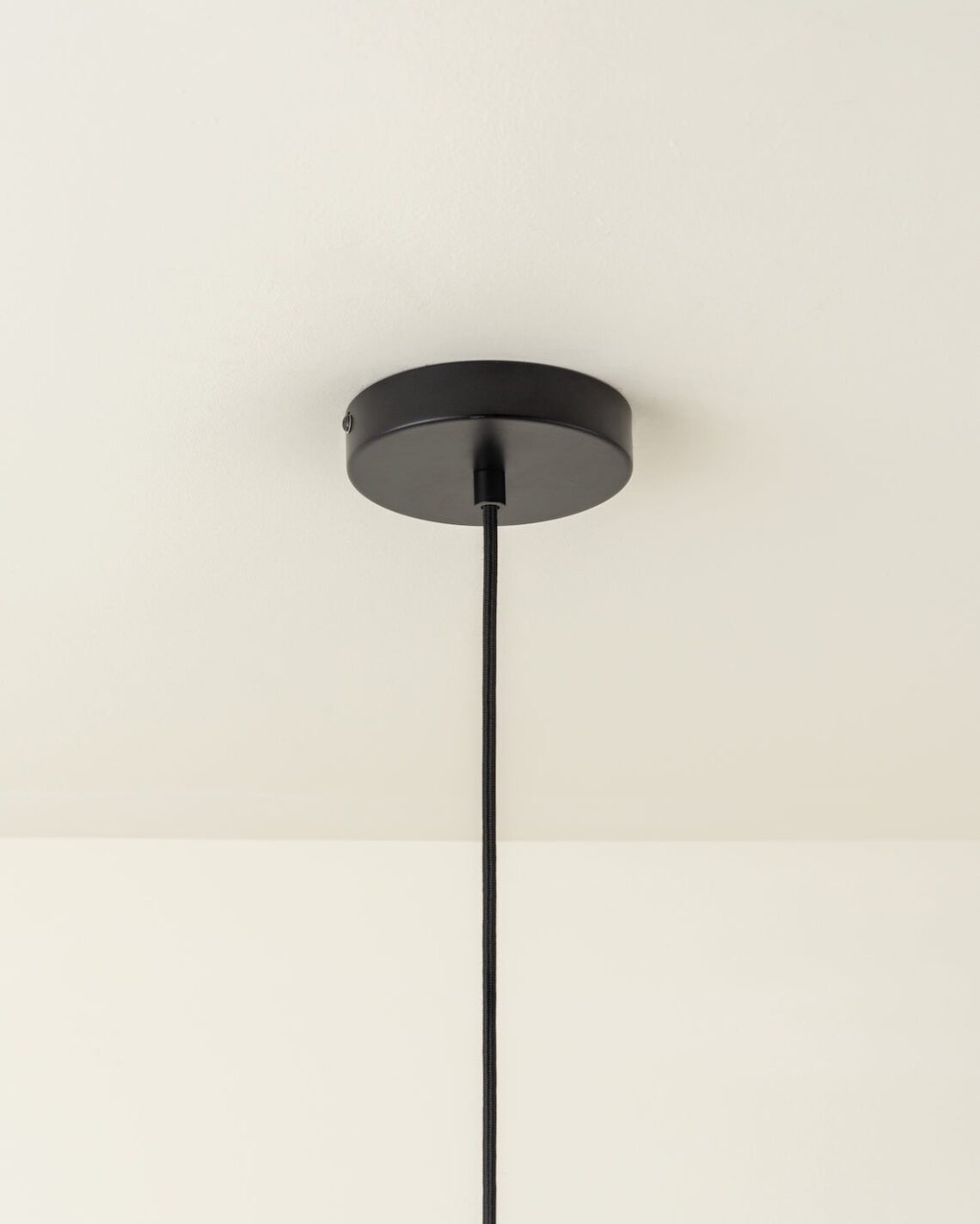 Черный подвесной светильник Линвуд Louvre Home P7560PB