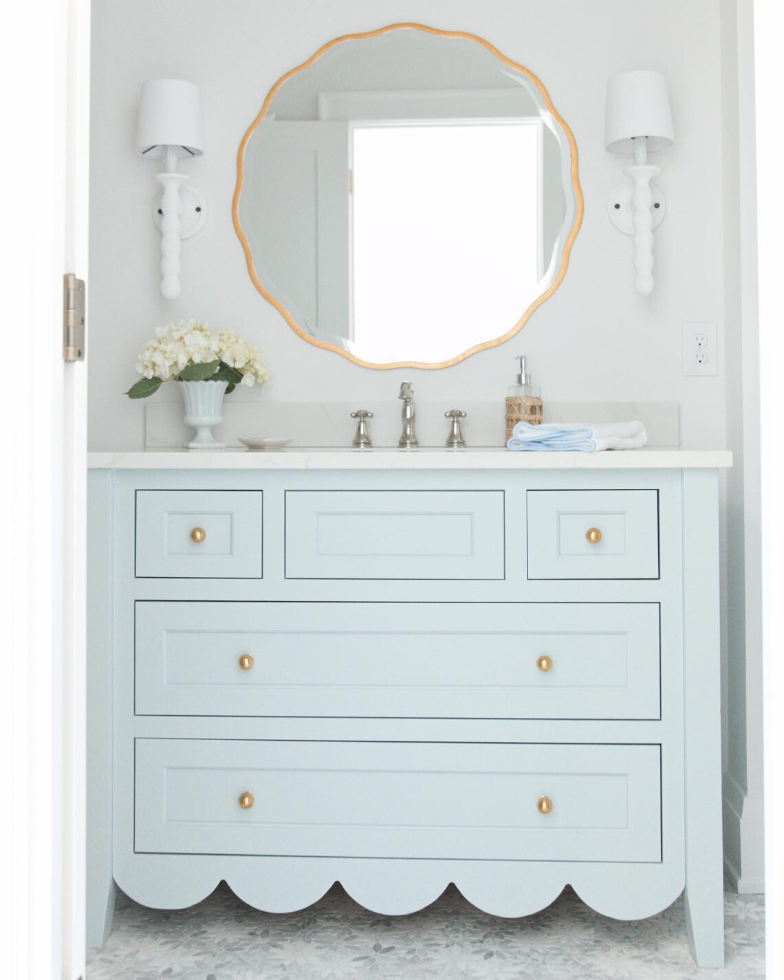 Золотое настенное зеркало Бонни Louvre Home LHDWM311223RJ