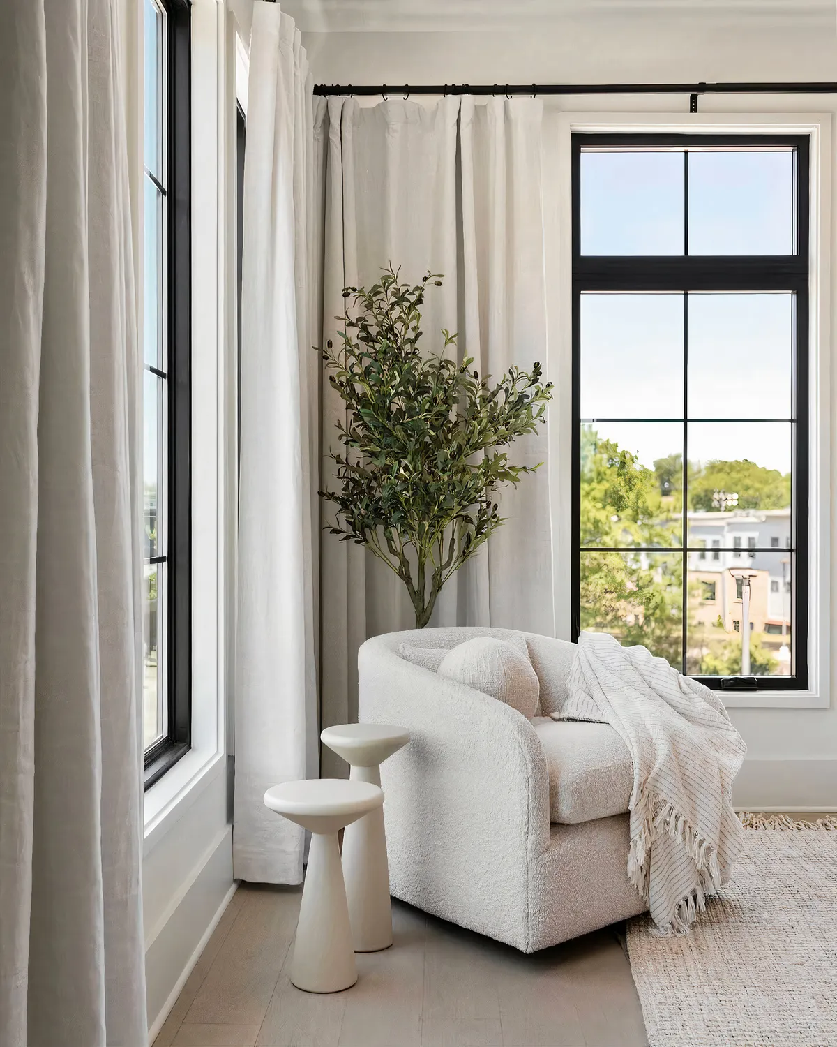 Комплект белых приставных столиков Сомерсет Louvre Home FST210924RJ