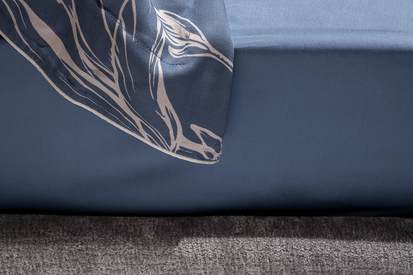 Простыня тенсель на резинке 160х200х30см синяя Garda Decor 144HF-10406