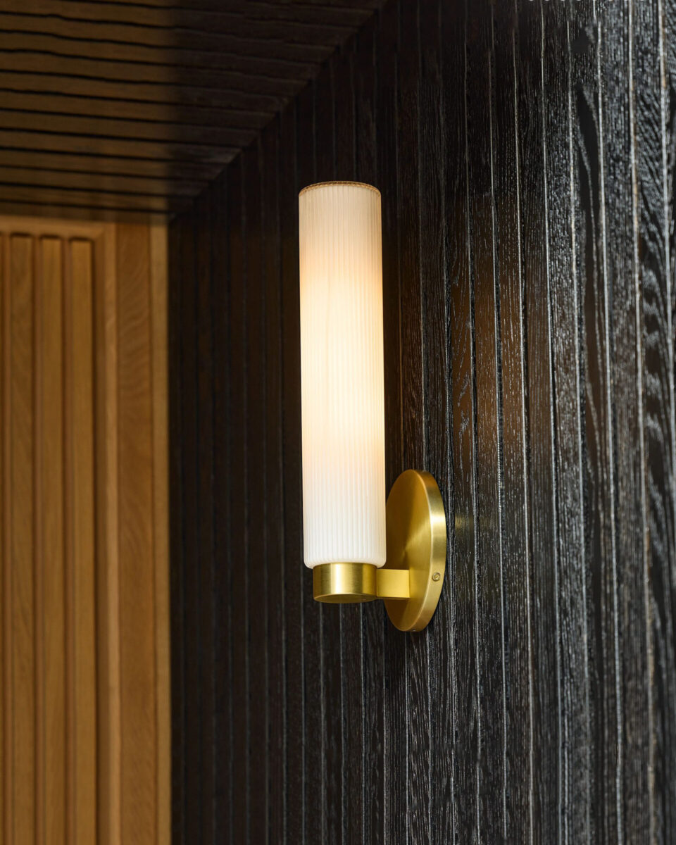 Золотое бра Батлер с белым плафоном Louvre Home LHLSC190224XNP