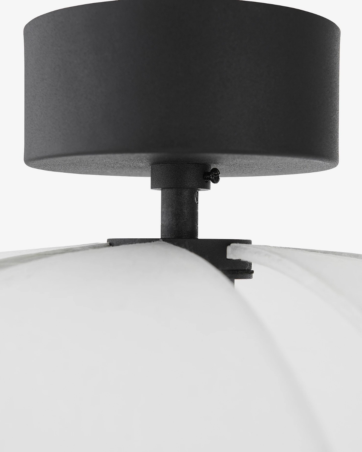 Черный потолочный светильник Флэк с белым абажуром Louvre Home LFM110825SWL