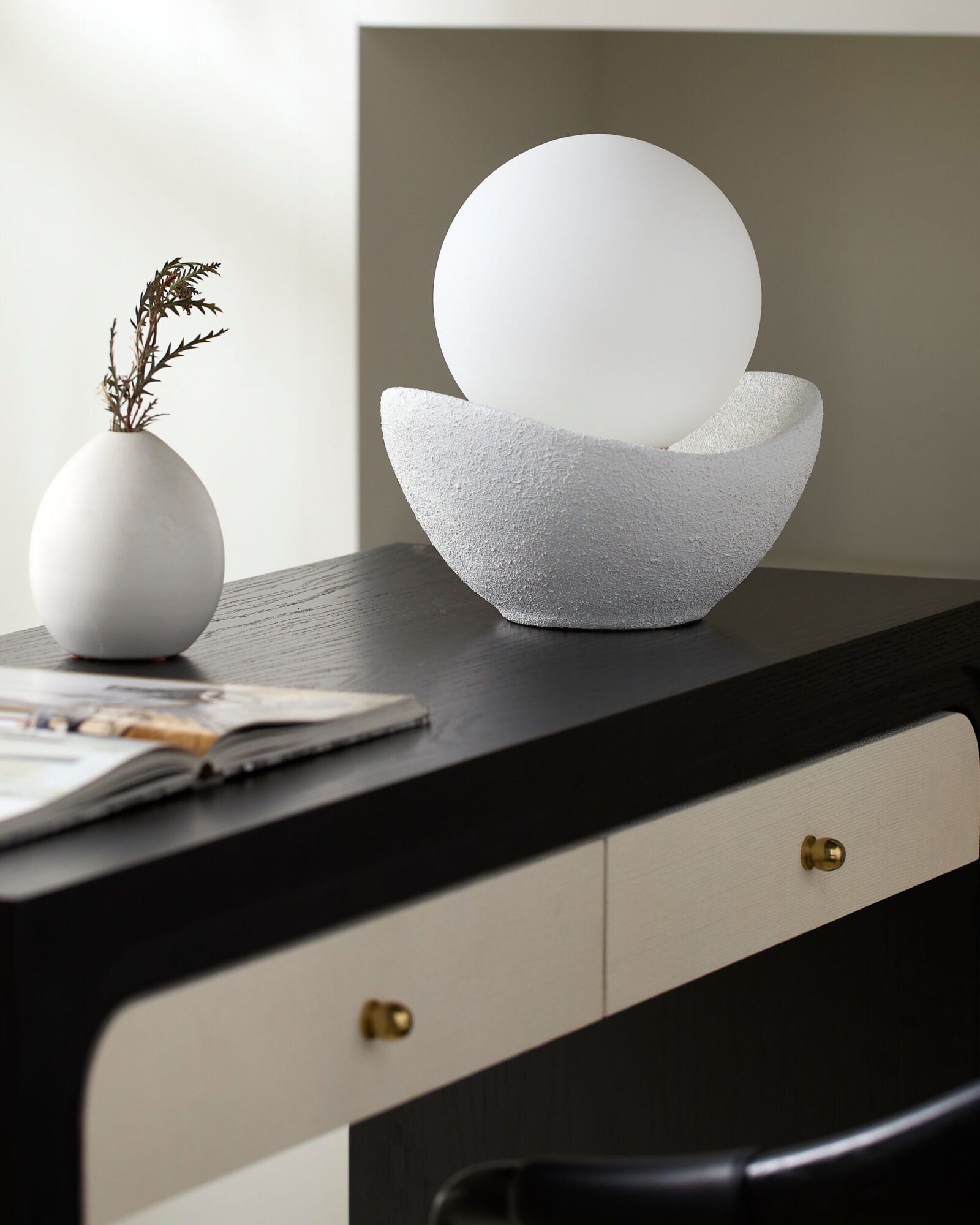 Белая настольная лампа Мейперл Louvre Home P3116TA