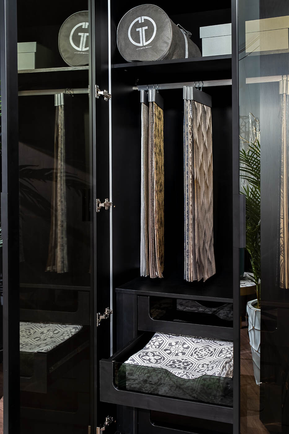 Шкаф двухдверный черный с выдвижными ящиками Garda Decor 140SA-133BL-ST