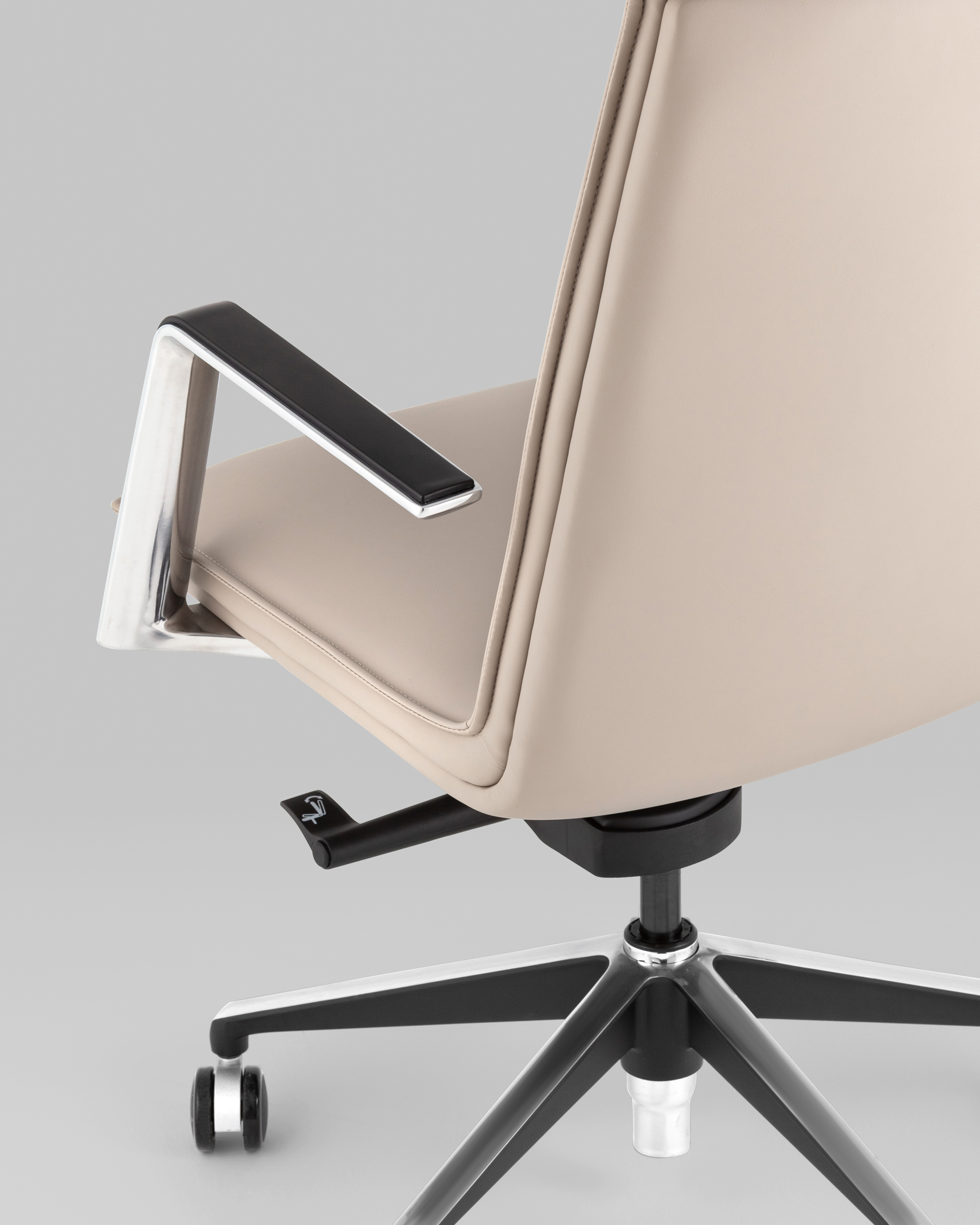 Кресло офисное TopChairs Arrow светло-серый Stool Group