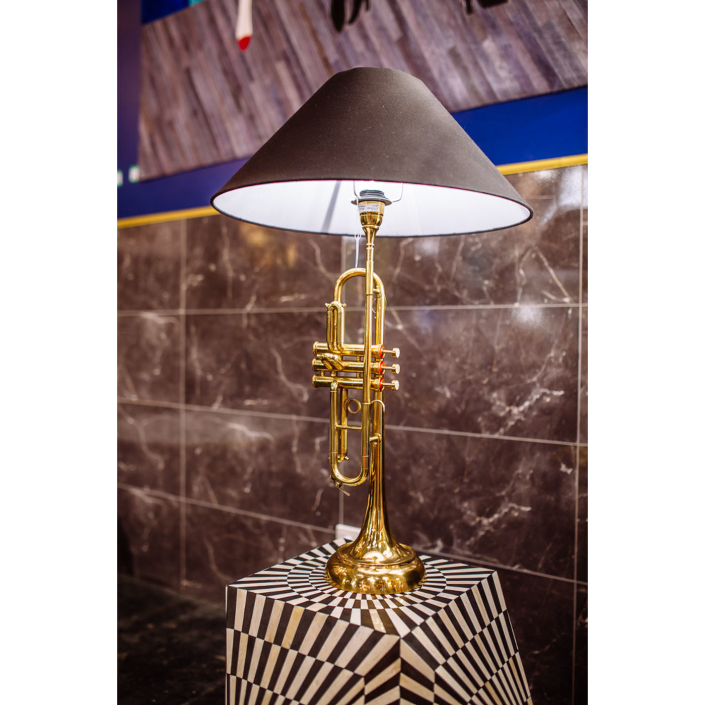 Лампа настольная Trumpet 61087 KARE