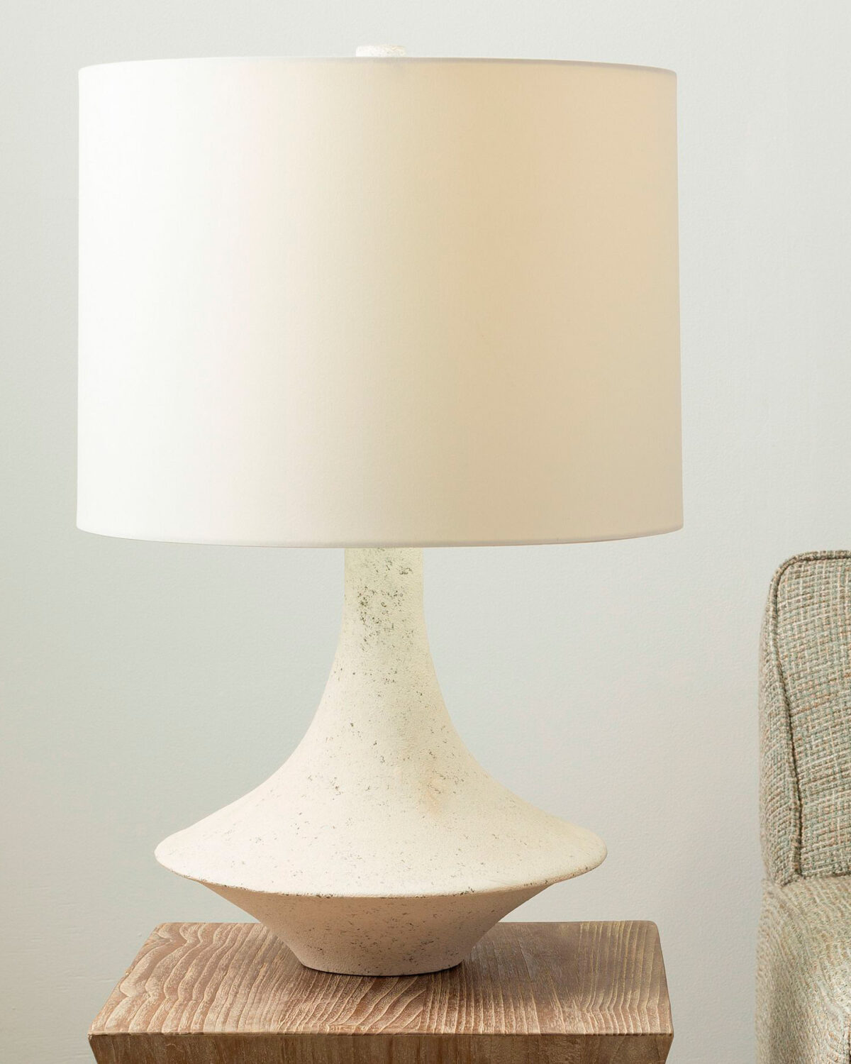 Белая настольная лампа Шейди Louvre Home P0620TA