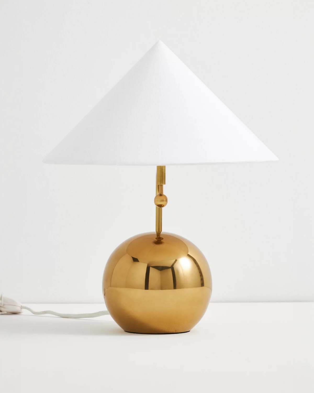 Золотистая лампа Шанталь с белым конусным абажуром Louvre Home LTL300325XNP