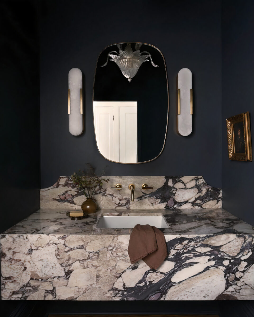 Золотое настенное зеркало Вейл Louvre Home DWM240331PND