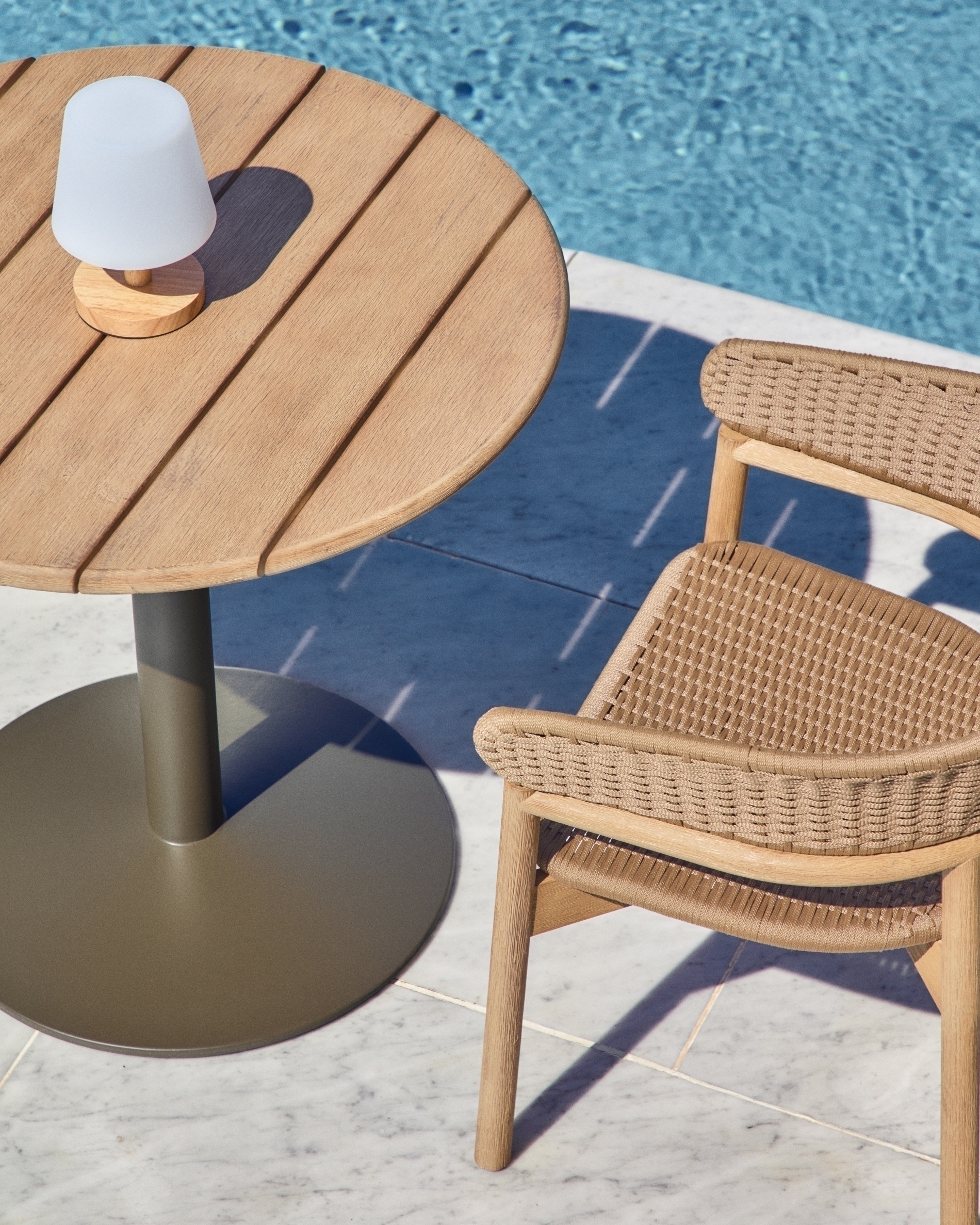 Настольная переносная лампа Ambar из полиэтилена и дерева La Forma 115649