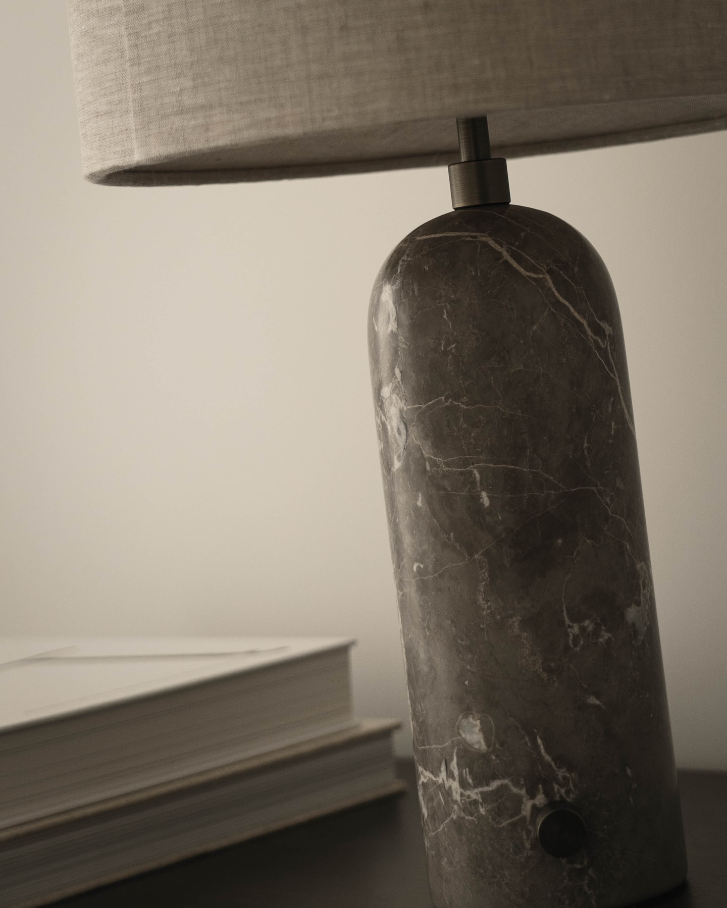 Настольная лампа Эдвин из серого мрамора с бежевым абажуром Louvre Home LTL149465MGI