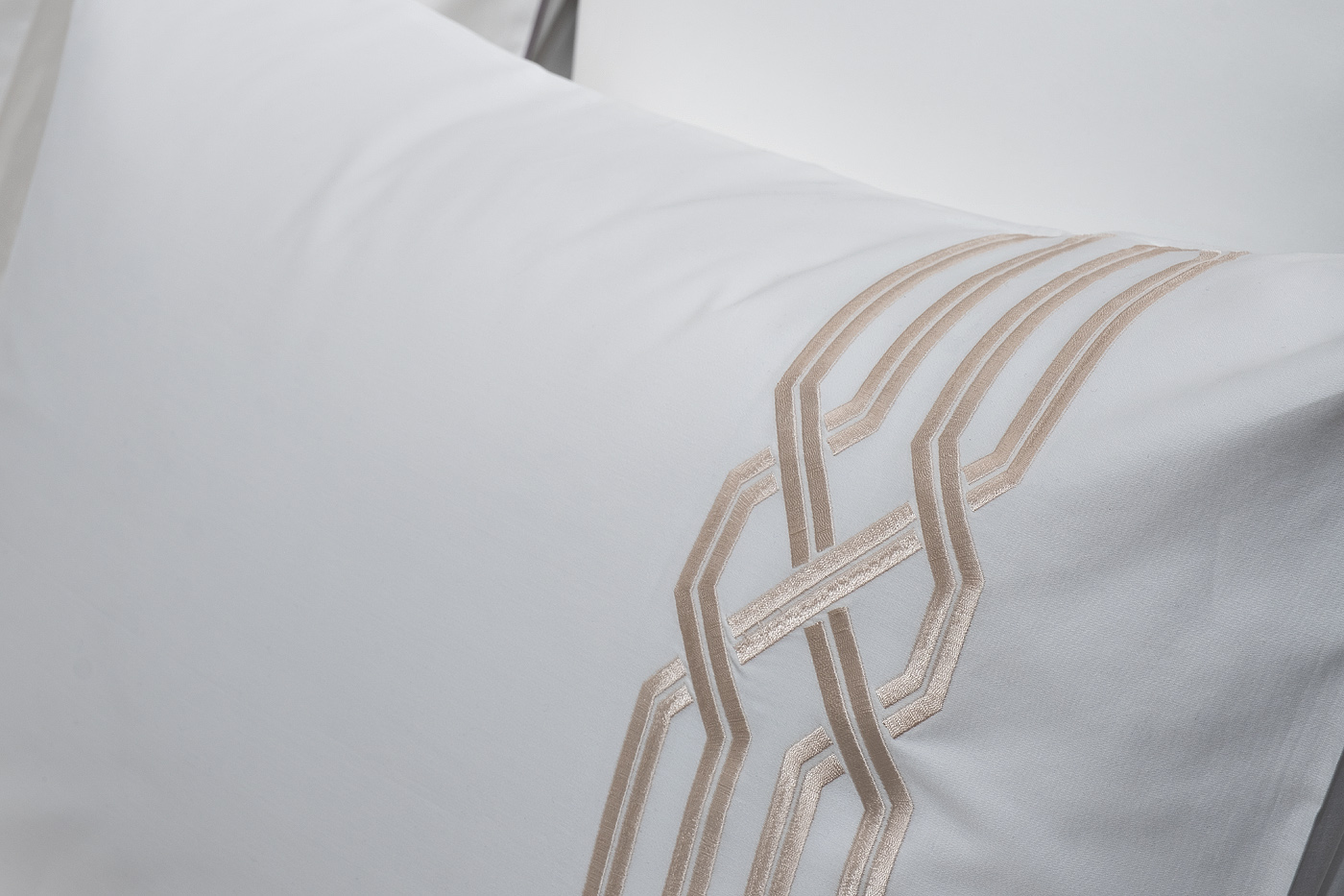 Комплект постельного белья Паллада с вышивкой кинг сайз золотой Garda Decor 175SMR-17505